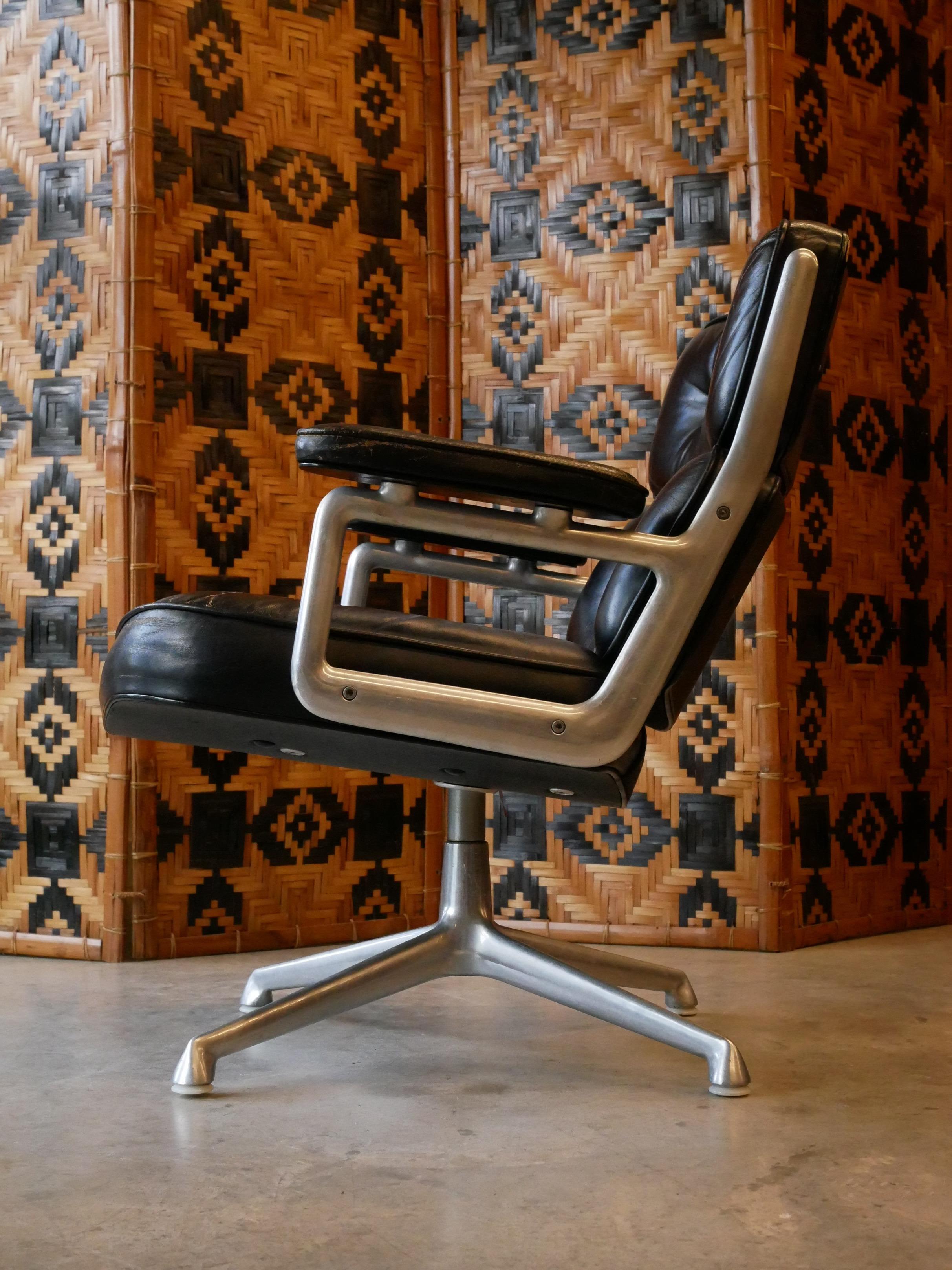 Ein frühes Vintage-Modell ES105 des Time Life Lobby Chair von Charles und Ray Eames für Herman Miller, ca. 1960er Jahre. Ursprünglich in Auftrag gegeben für die großen Lobbys des Time & Life Building in Manhattan, New York. Der Rahmen besteht aus