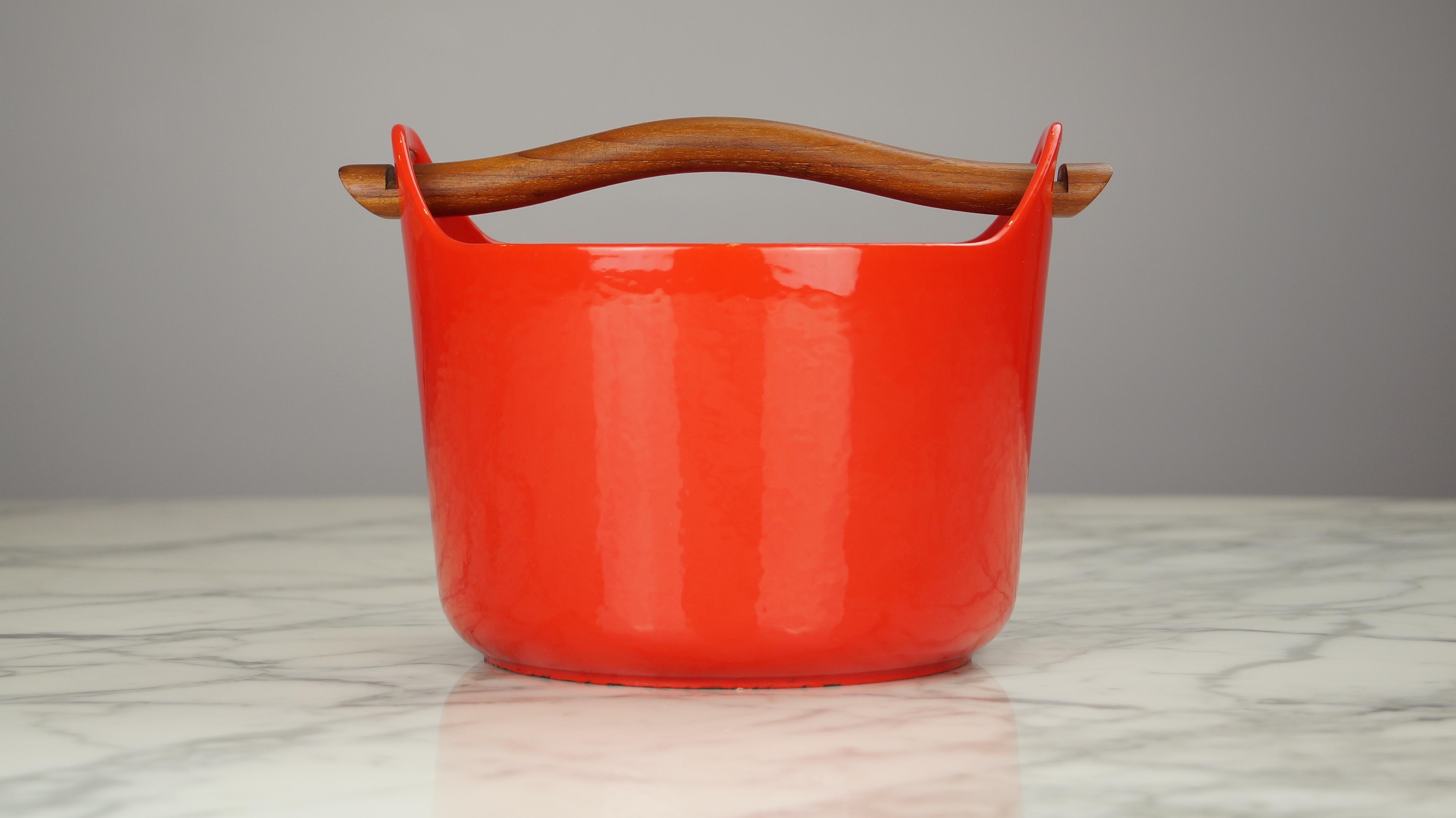 Original vintage red enamel cast iron casserole pot designed By Timo Sarpaneva for W. Rosenlew and Co of Finland, 1959

In absolutely fantastic condition, this iconic design cooks beautifully and looks gorgeous on display. Famously celebrated in