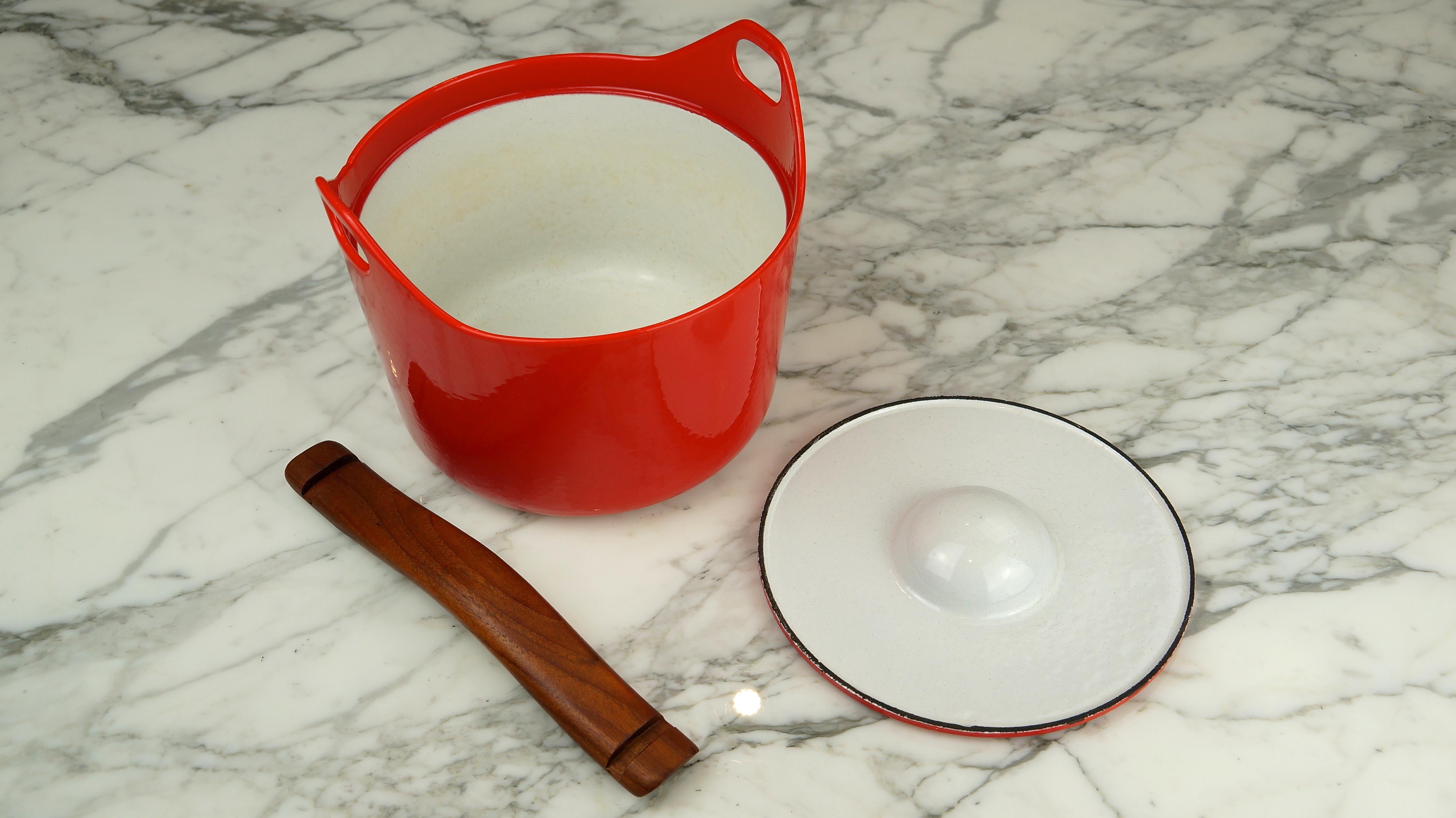 Vintage Timo Sarpaneva Red Enamel Cast Iron Casserole Pot Rosenlew Finland, 1959 In Good Condition In Huddersfield, GB