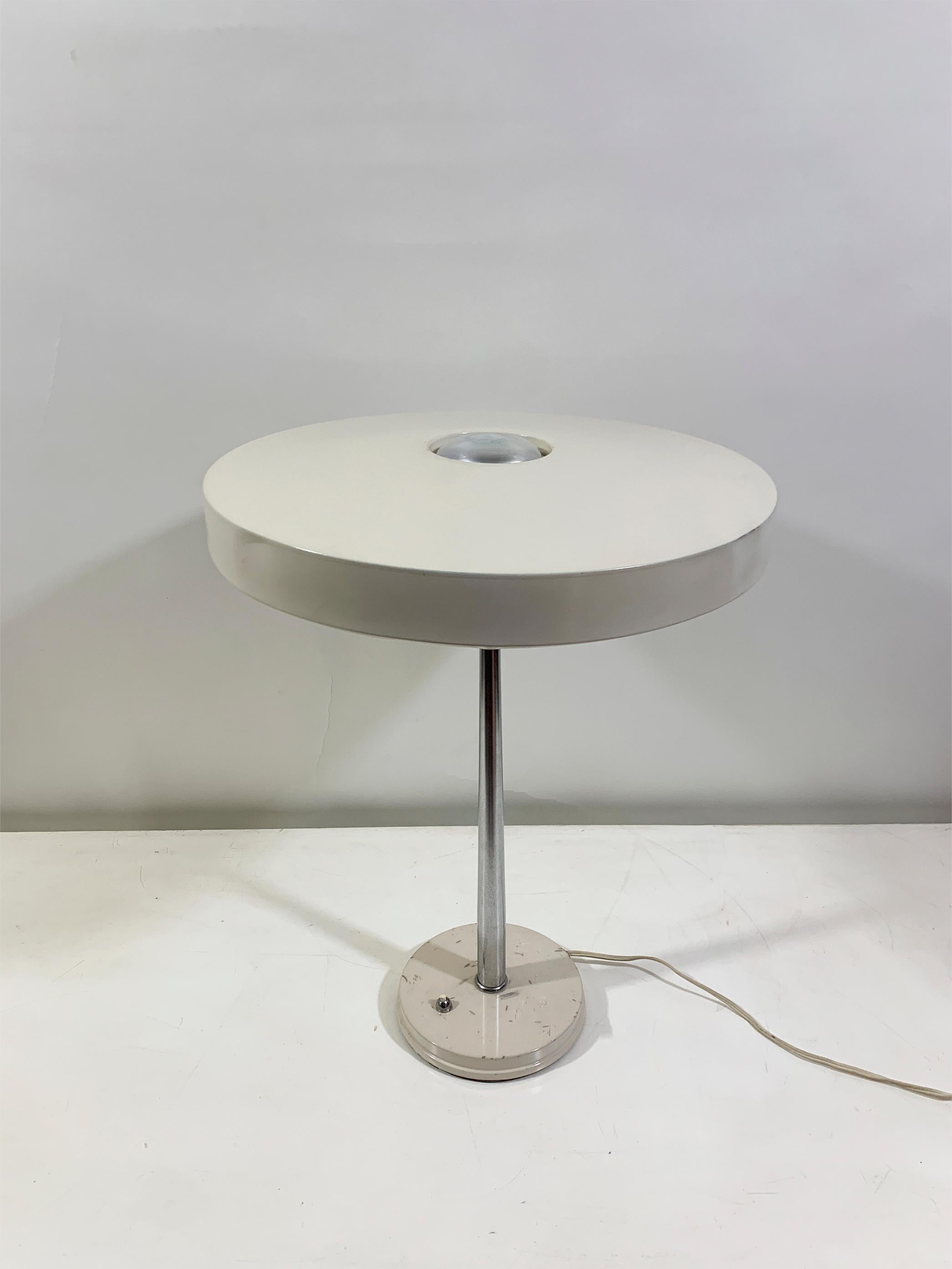 Lampe 'Timor' conçue par Louis Kalff. Inspiré par sa conception du bâtiment Evoluon à Eindhoven. Magnifique et surtout design épuré et intemporel. Objet iconique du design du milieu du 20e siècle.

L'ampoule centrale est légèrement encastrée au