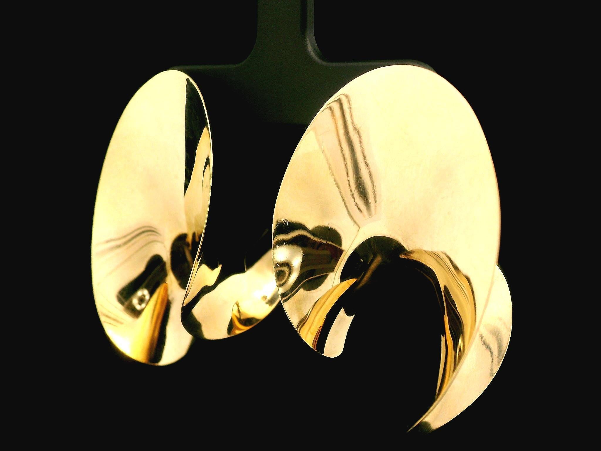 MATERIAL: Massives 14k Gelbgold
Gewicht: 9,96 Gramm
Hinterlegung: Pfosten mit Schmetterlingsverschluss (Zum Tragen sind durchbohrte Ohren erforderlich.)
Gesamtlänge: 40,4 mm (1,5