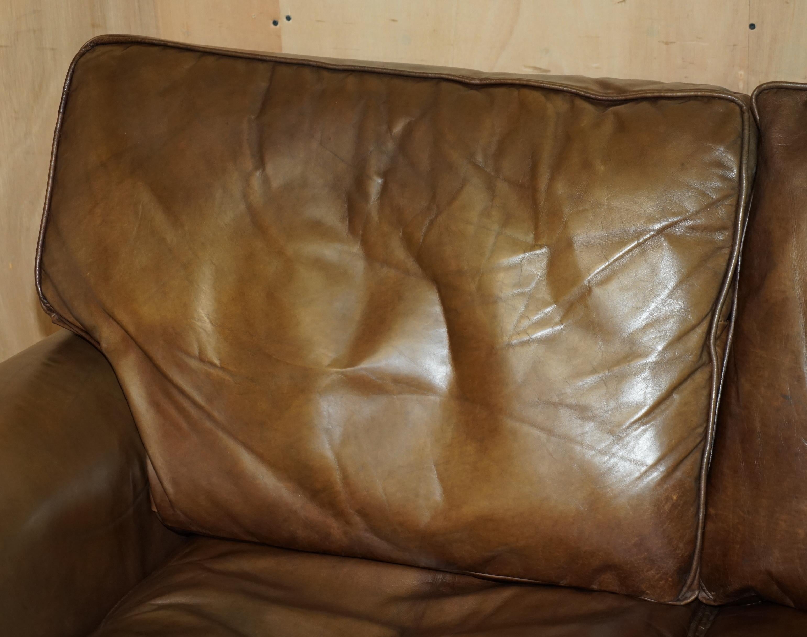 VINTAGE TiMOTHY OULTON DISEÑADOR DE HALO HERITAGE CUERO MARRON BALMORAL SOFA Victoriano en venta