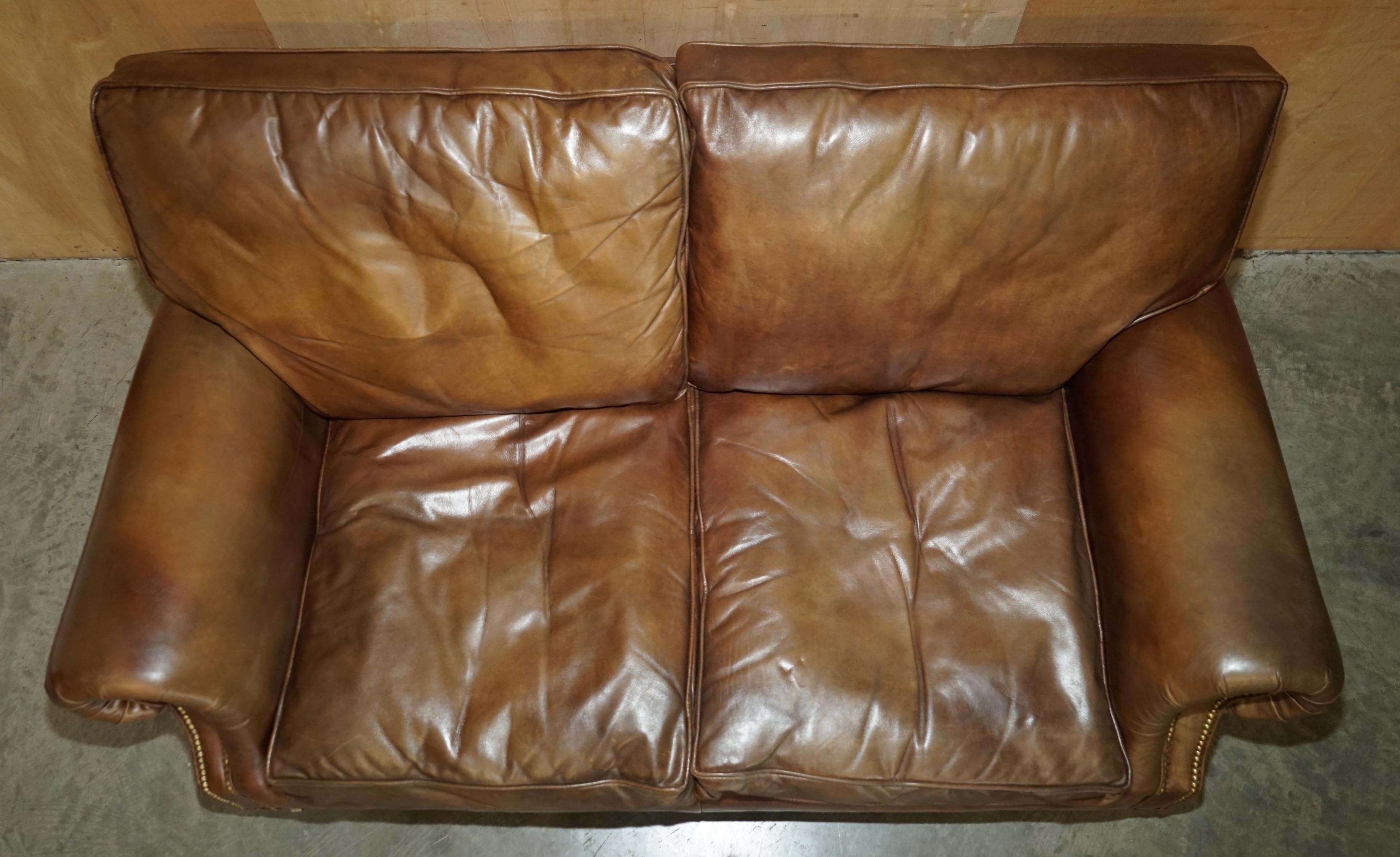VINTAGE TiMOTHY OULTON DISEÑADOR DE HALO HERITAGE CUERO MARRON BALMORAL SOFA Hecho a mano en venta