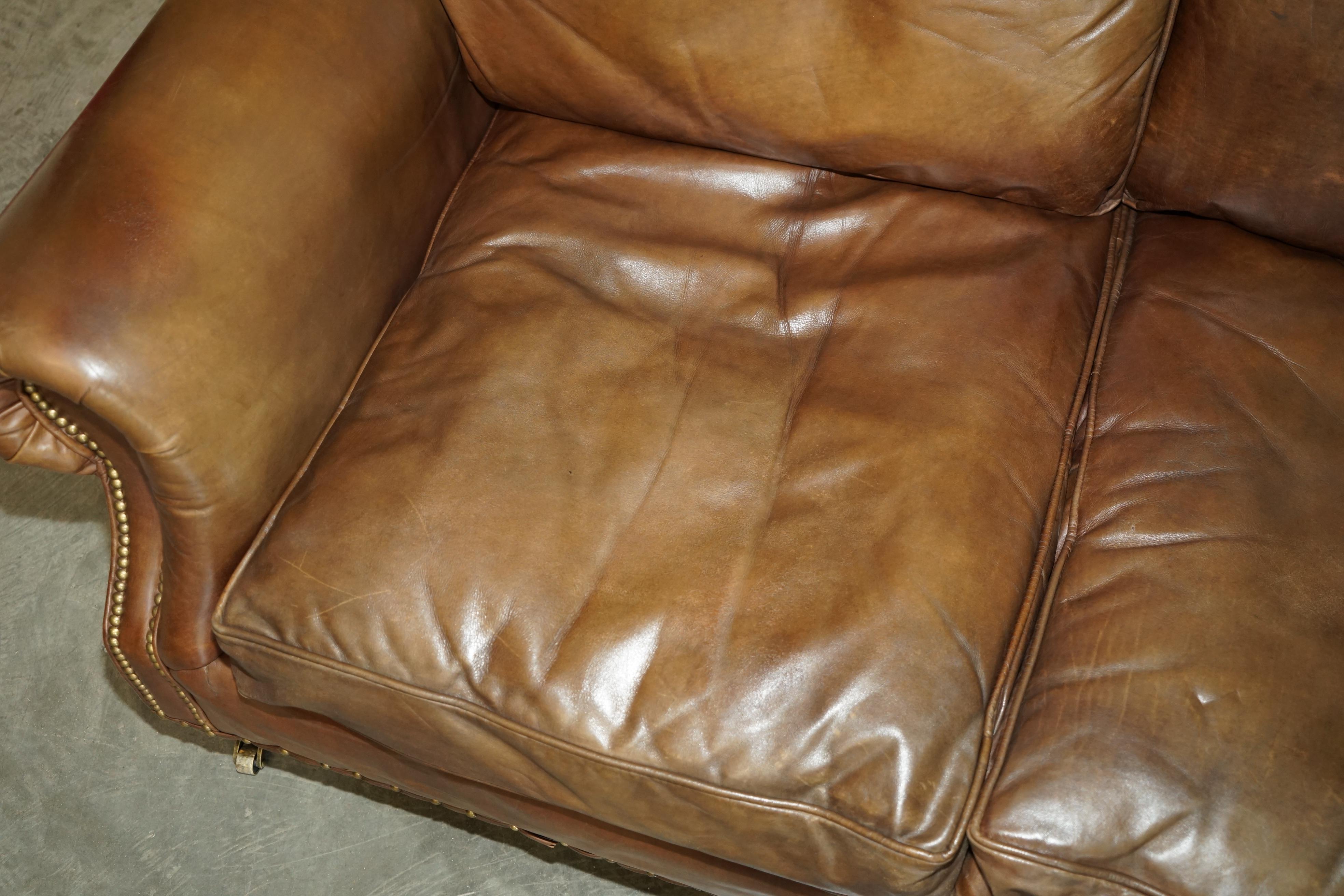 VINTAGE TiMOTHY OULTON DISEÑADOR DE HALO HERITAGE CUERO MARRON BALMORAL SOFA siglo XX en venta