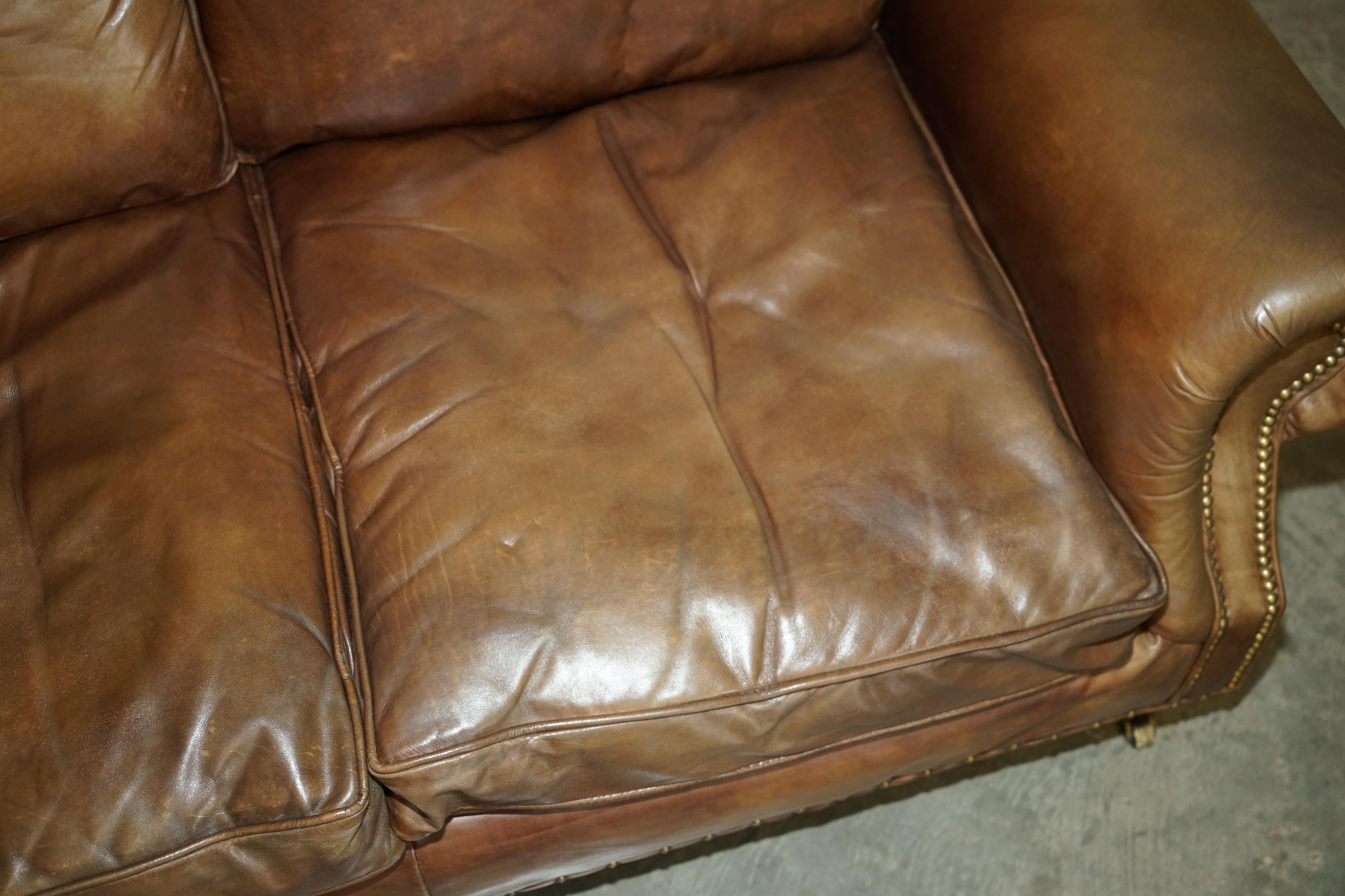 VINTAGE TiMOTHY OULTON DISEÑADOR DE HALO HERITAGE CUERO MARRON BALMORAL SOFA Cuero en venta