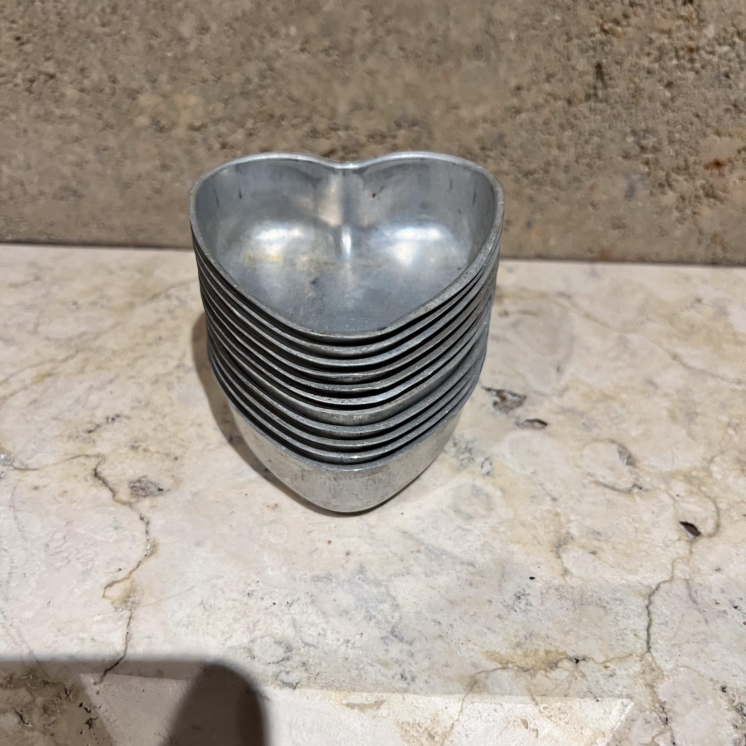 Mini Moldes de Hojalata Vintage Corazones Aluminio Set de 11 Moderno de mediados de siglo en venta