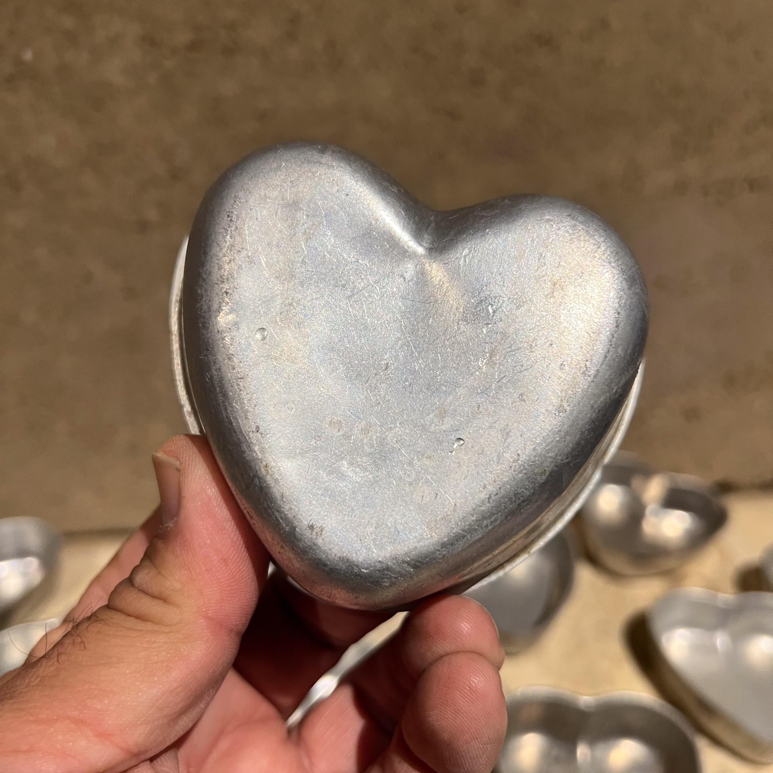 Mini Moldes de Hojalata Vintage Corazones Aluminio Set de 11 siglo XX en venta