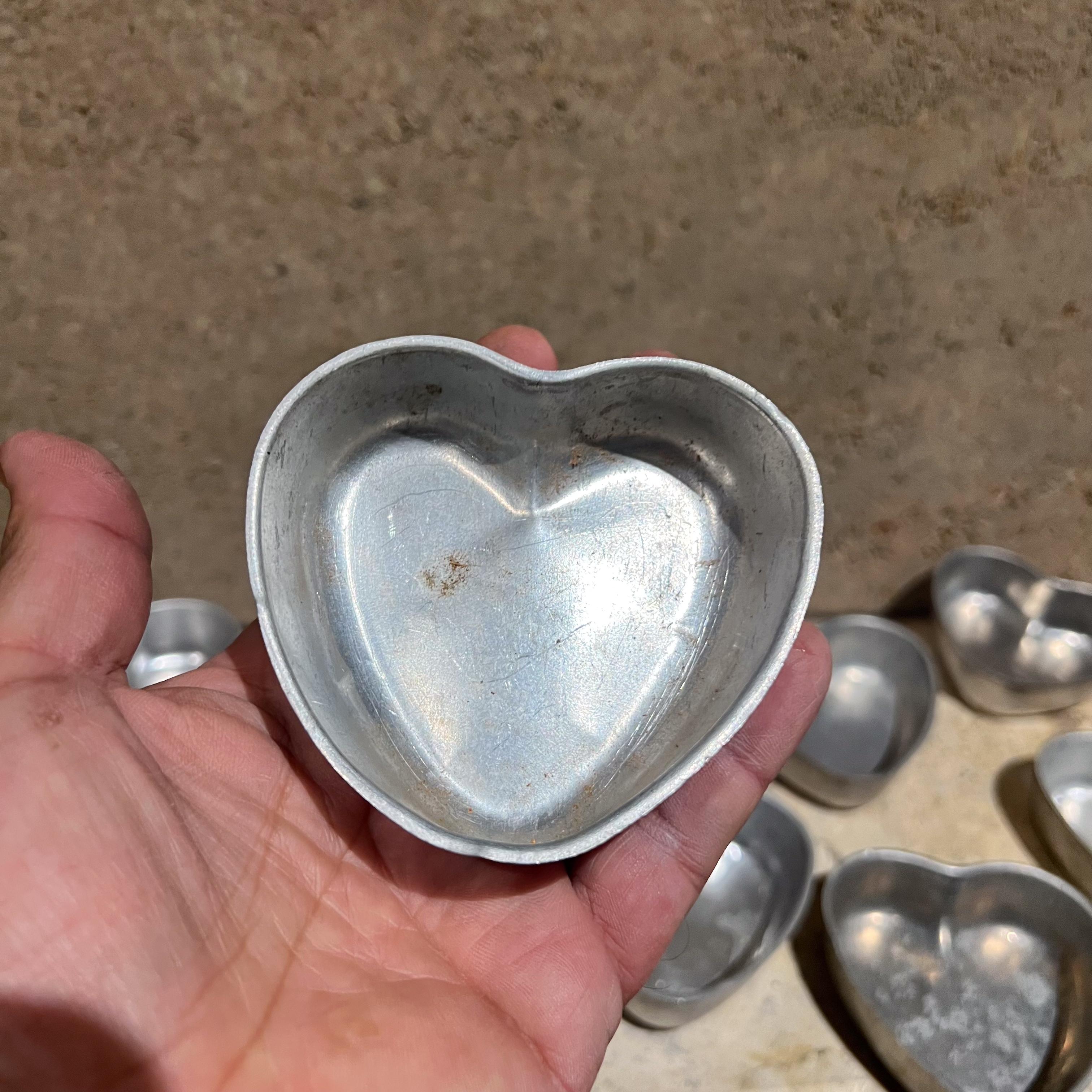 Mini Moldes de Hojalata Vintage Corazones Aluminio Set de 11 en venta 1