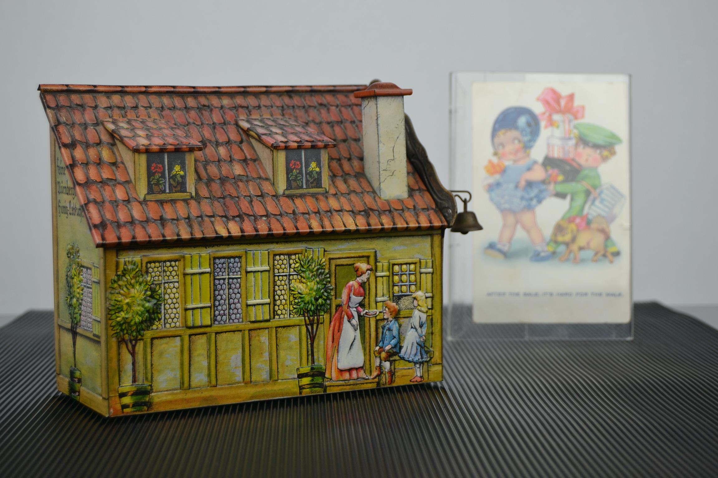 Vintage Tin House Storage Box, Heinrich Haeberlein-Nurnberg, Germany, 1980s 9