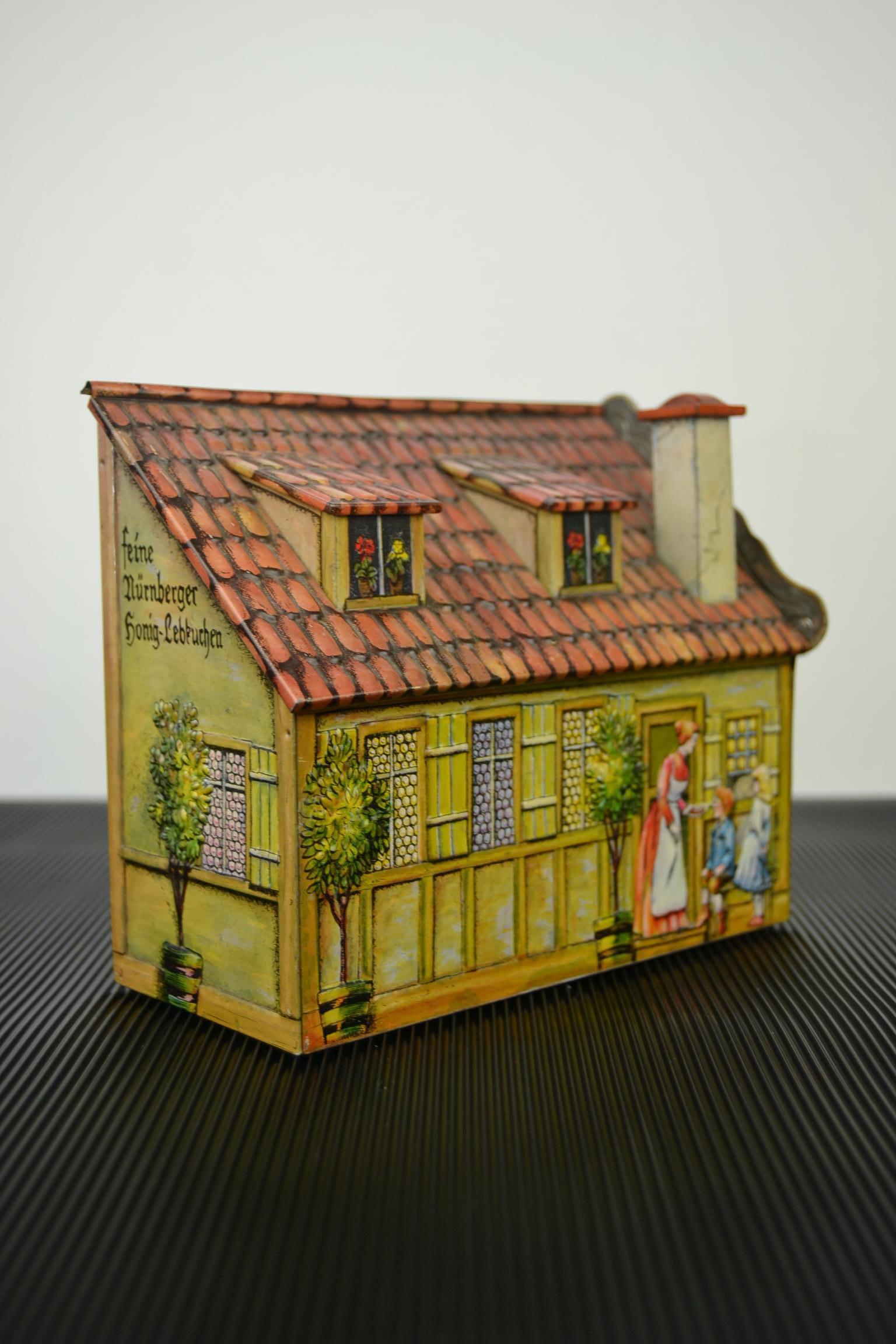 Vintage Tin House Storage Box, Heinrich Haeberlein-Nurnberg, Germany, 1980s In Good Condition In Antwerp, BE
