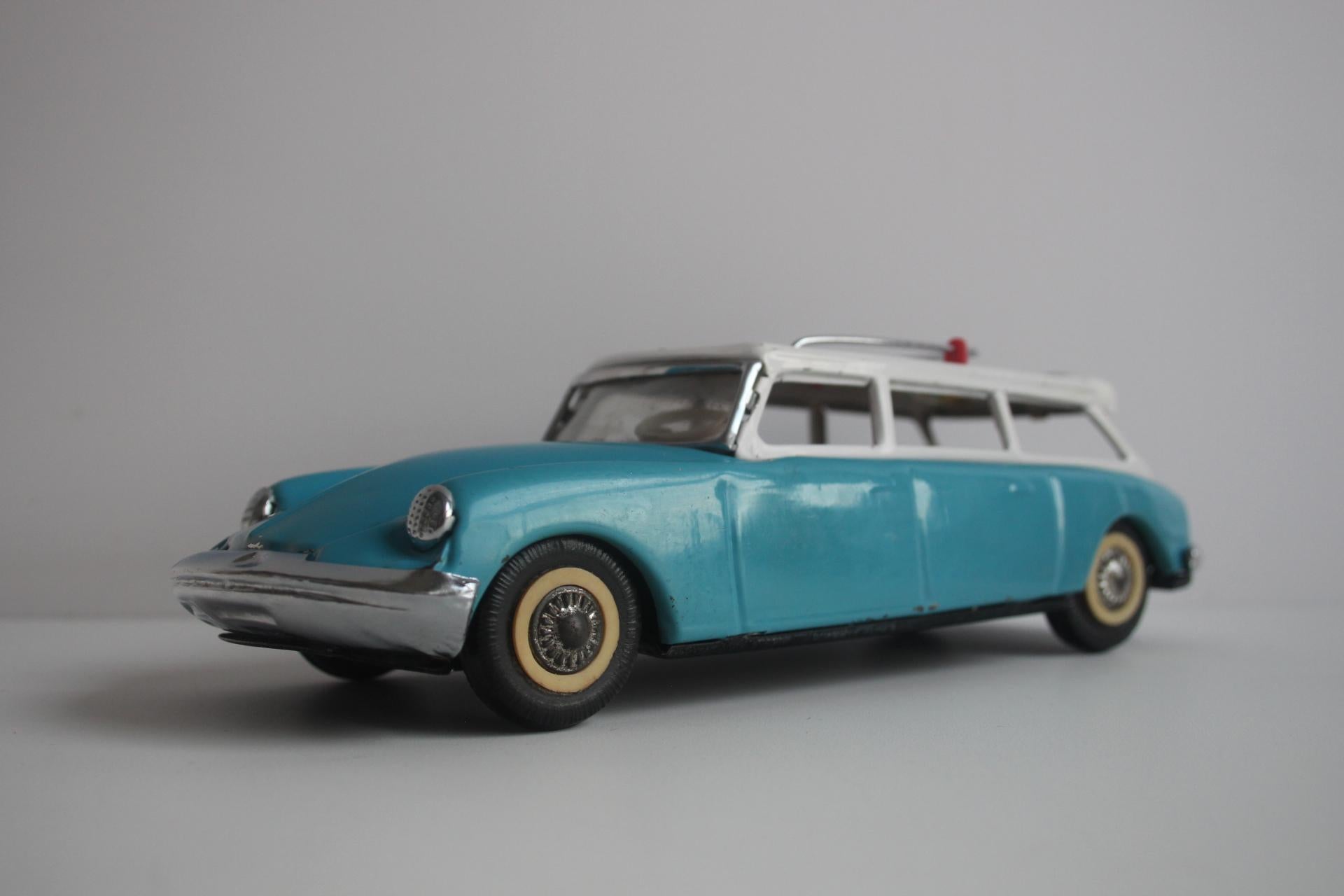 Modellino di auto in latta vintage, Citroën DS station wagon, anni '60. in vendita 3