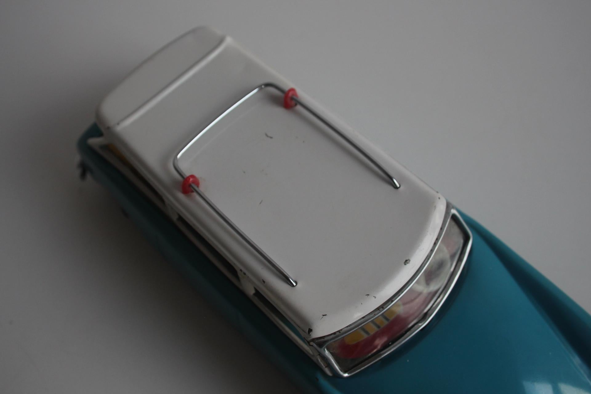 Modellino di auto in latta vintage, Citroën DS station wagon, anni '60. in vendita 6