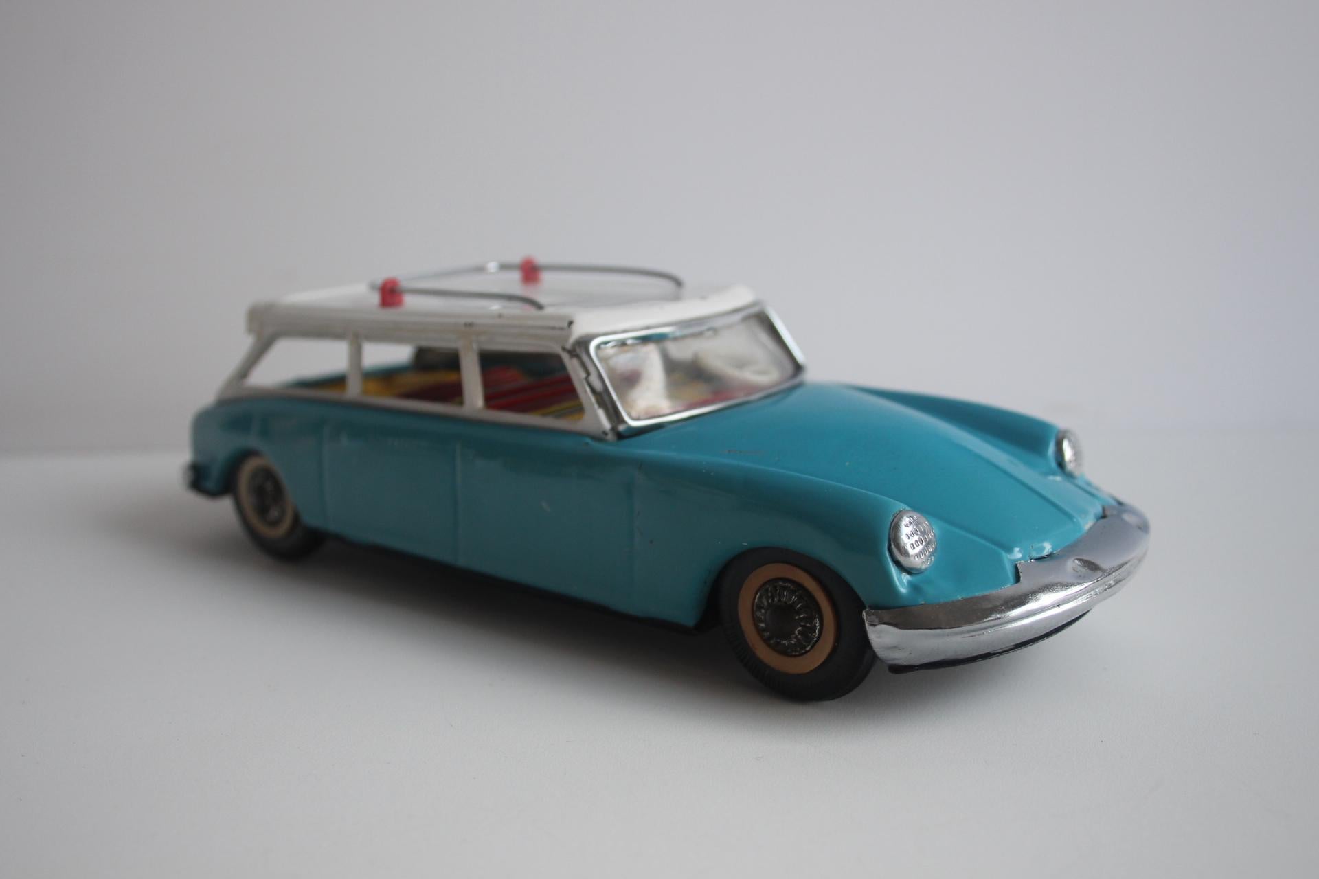 Mid-Century moderno Modellino di auto in latta vintage, Citroën DS station wagon, anni '60. in vendita