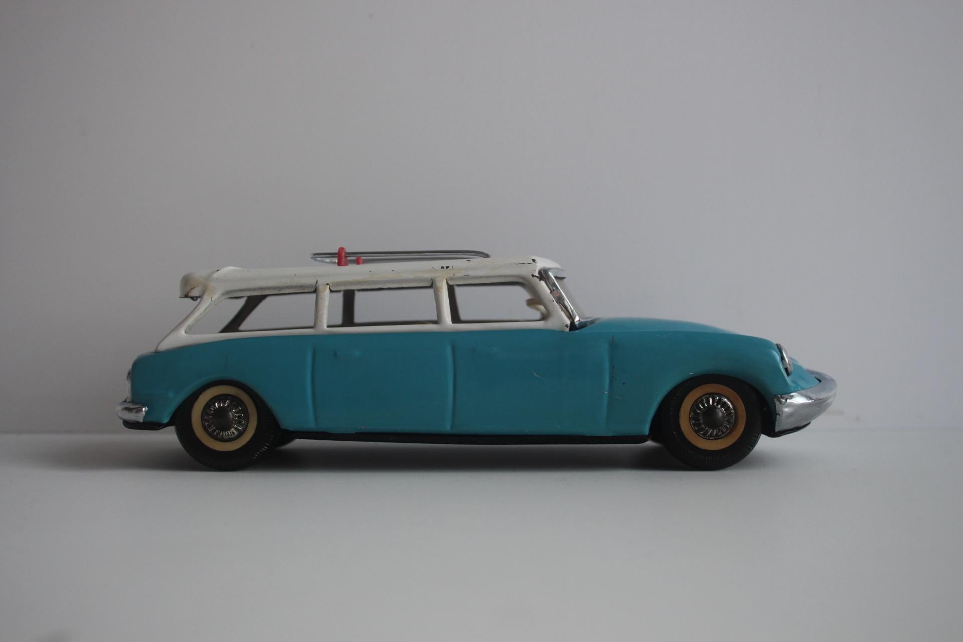 Ceco Modellino di auto in latta vintage, Citroën DS station wagon, anni '60. in vendita