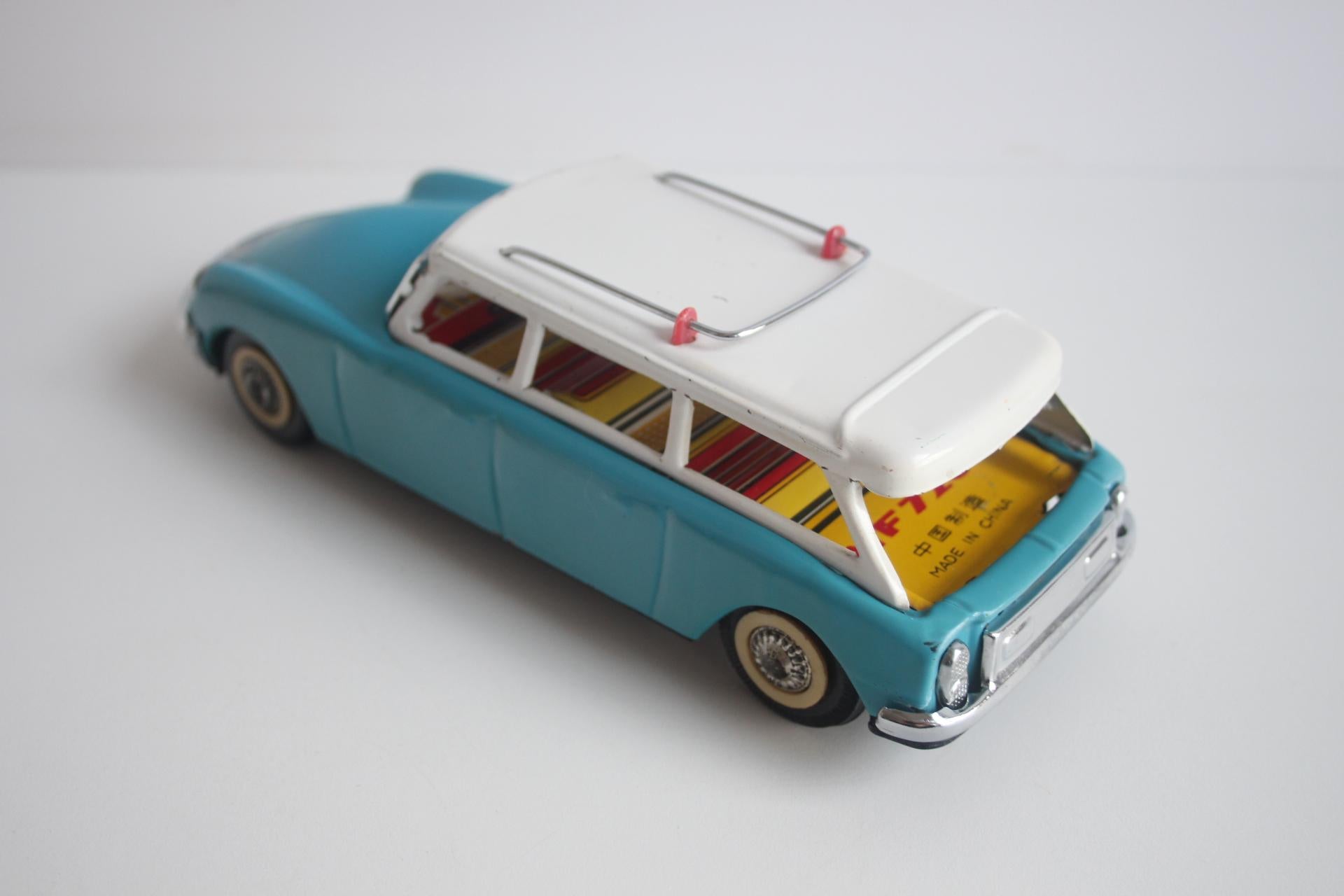 Metà XX secolo Modellino di auto in latta vintage, Citroën DS station wagon, anni '60. in vendita