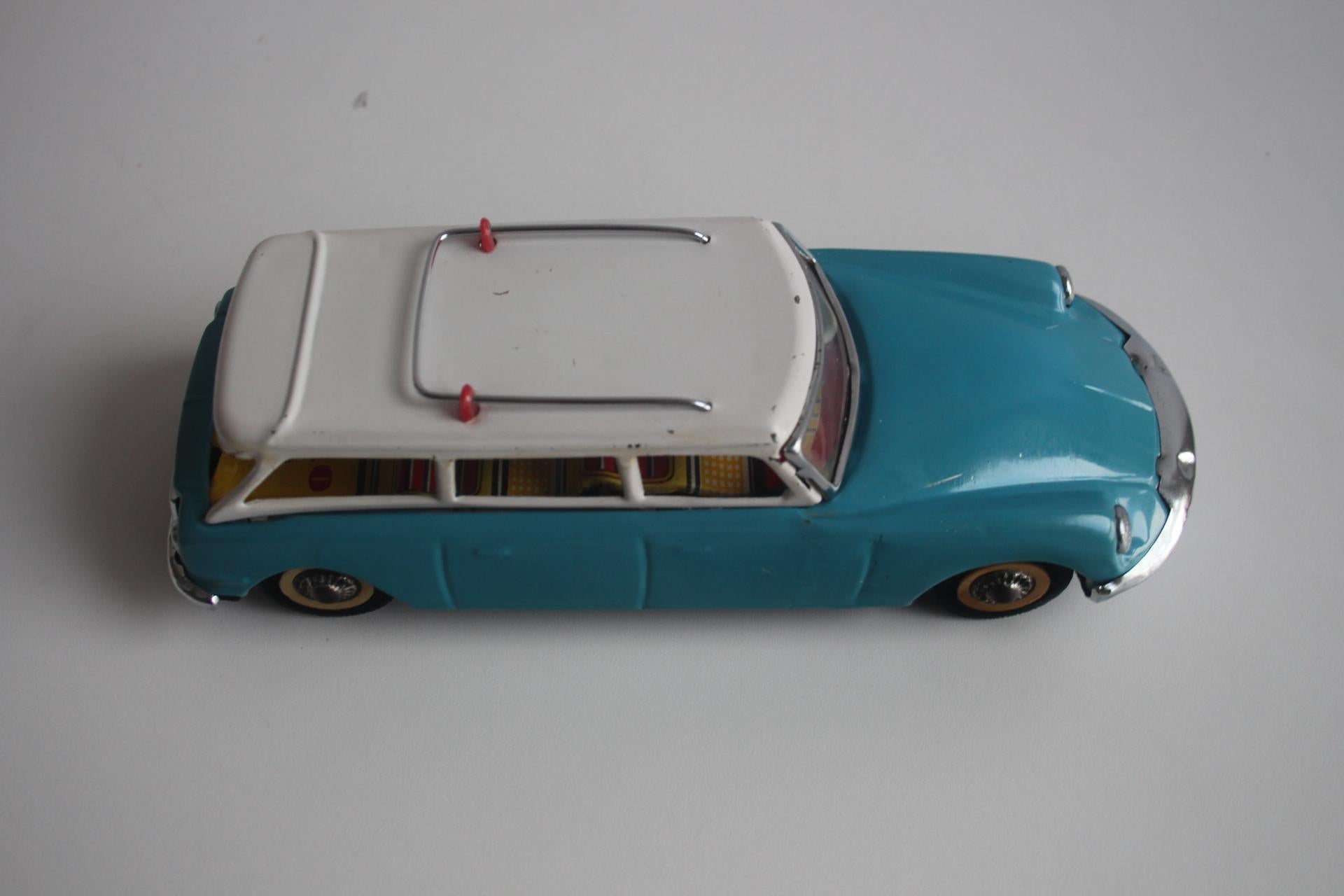 Modellino di auto in latta vintage, Citroën DS station wagon, anni '60. in vendita 1