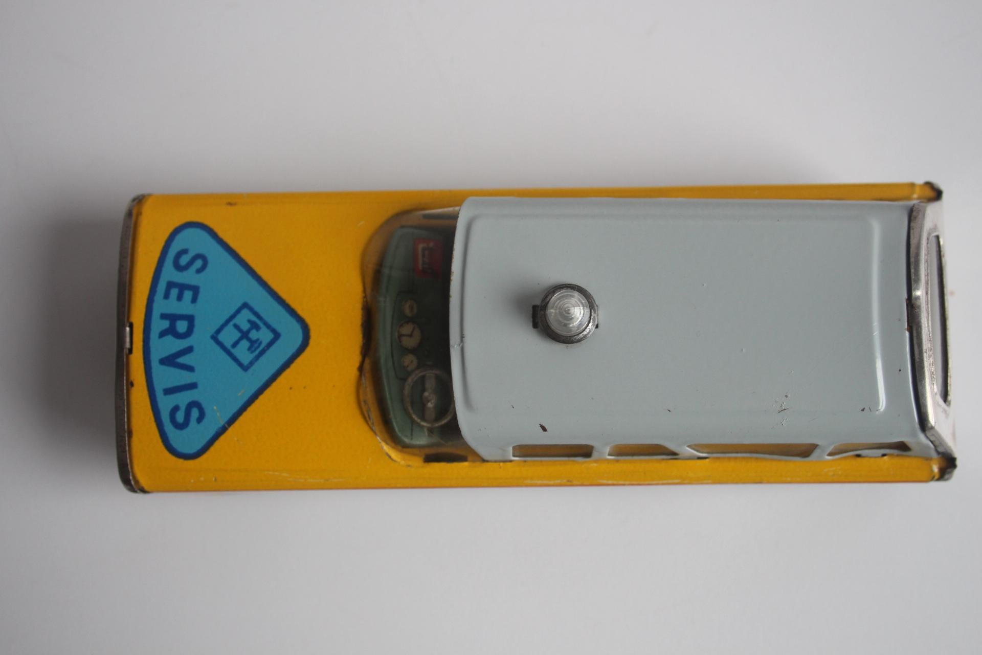 Modèle réduit de voiture en étain vintage, Tchécoslovaquie, années 1960. en vente 3