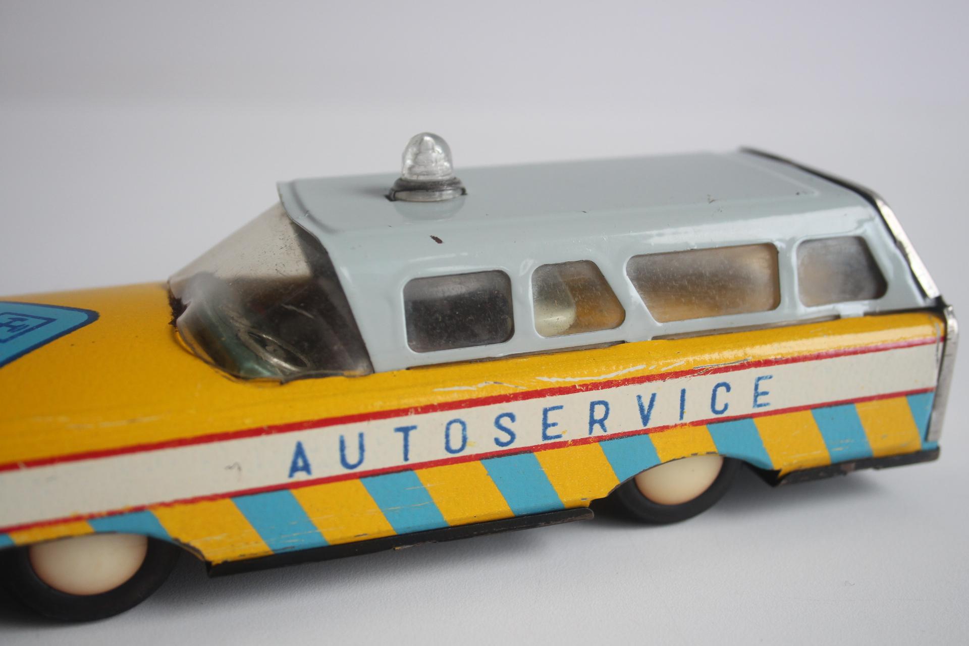 Modèle réduit de voiture en étain vintage, Tchécoslovaquie, années 1960. en vente 5