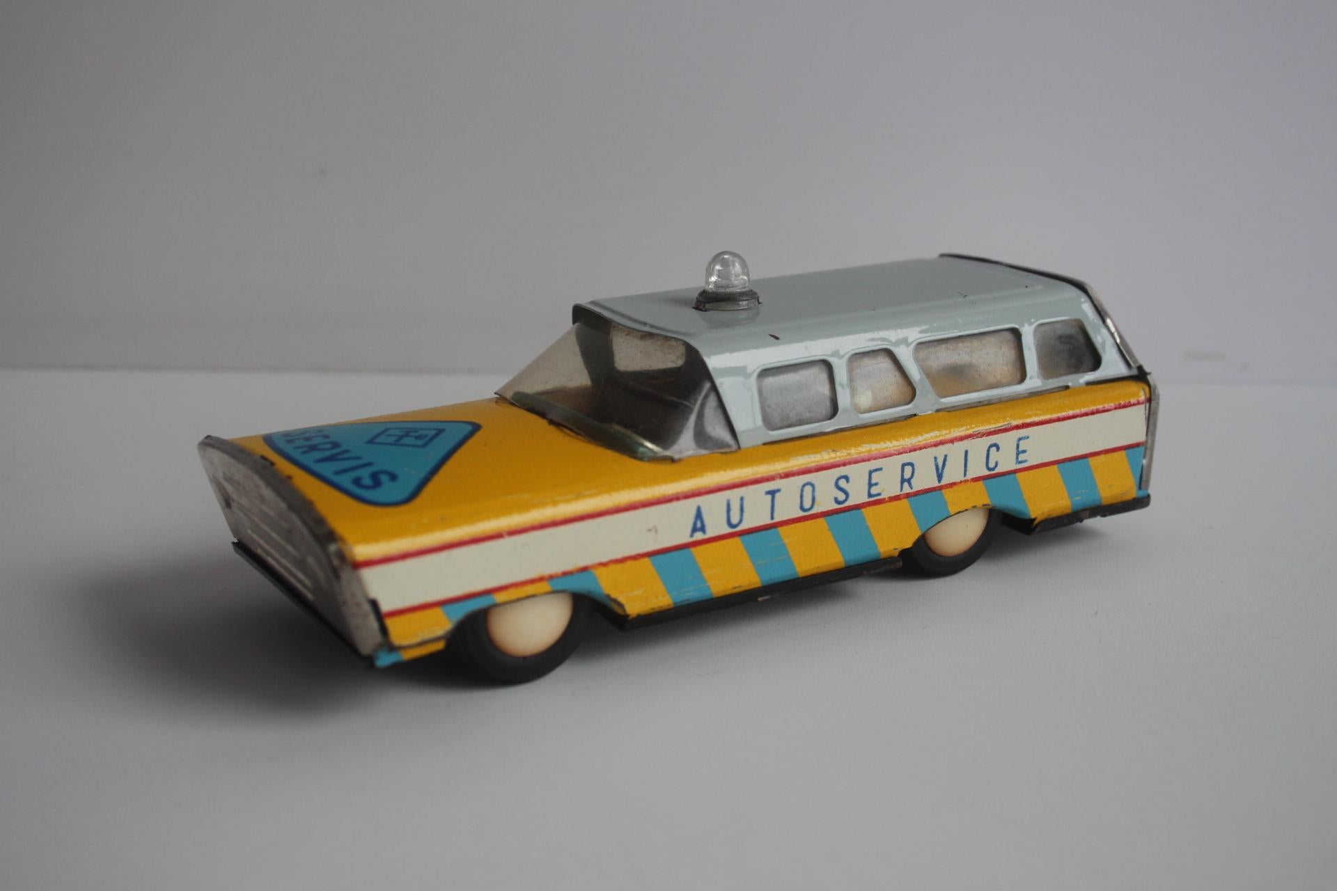 La voiture est faite d'étain et de plastique, elle est équipée d'un volant d'inertie.
Ce modèle appartient à la série des voitures de service, plus précisément le 