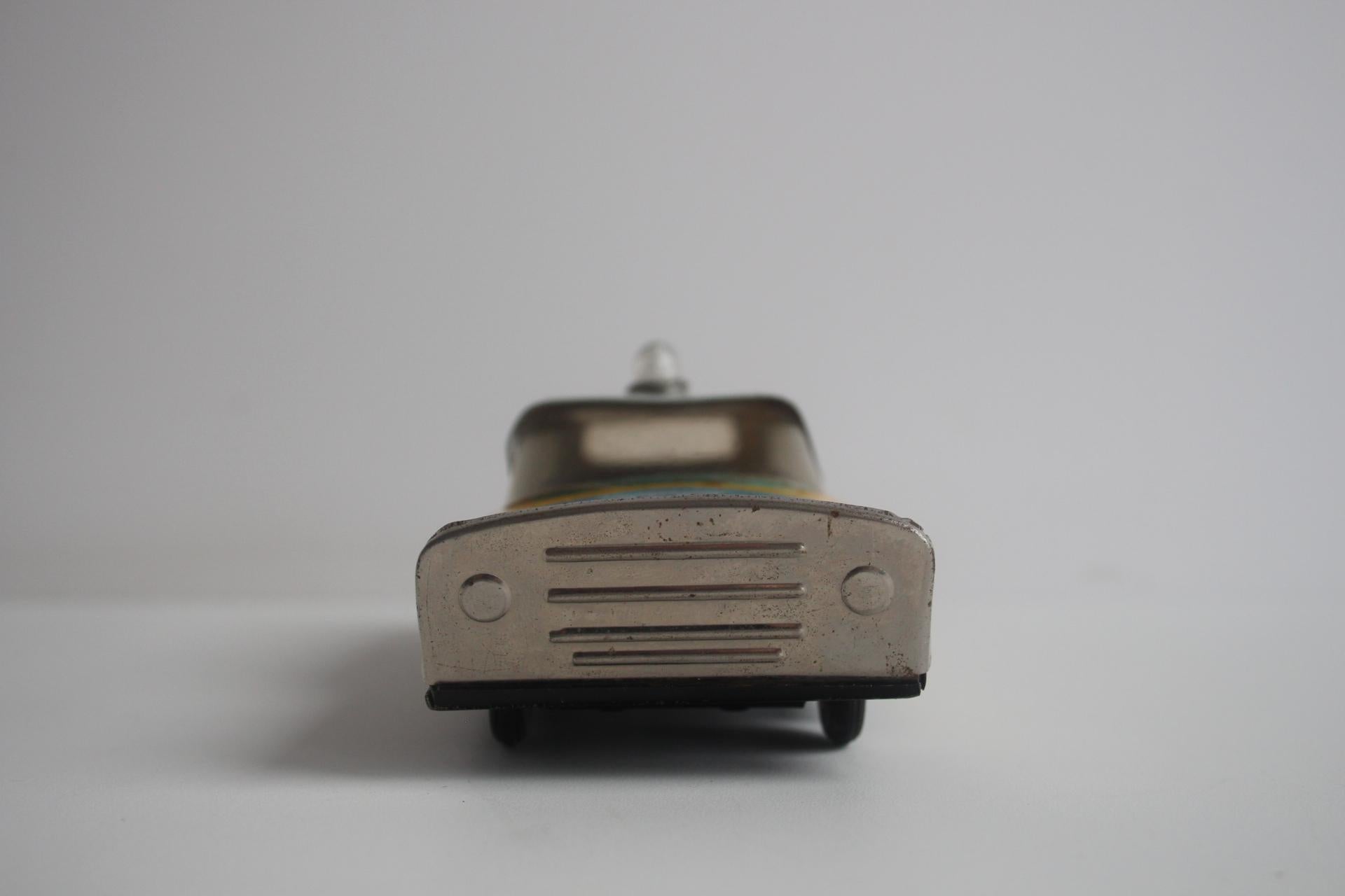 Mid-Century Modern Modèle réduit de voiture en étain vintage, Tchécoslovaquie, années 1960. en vente