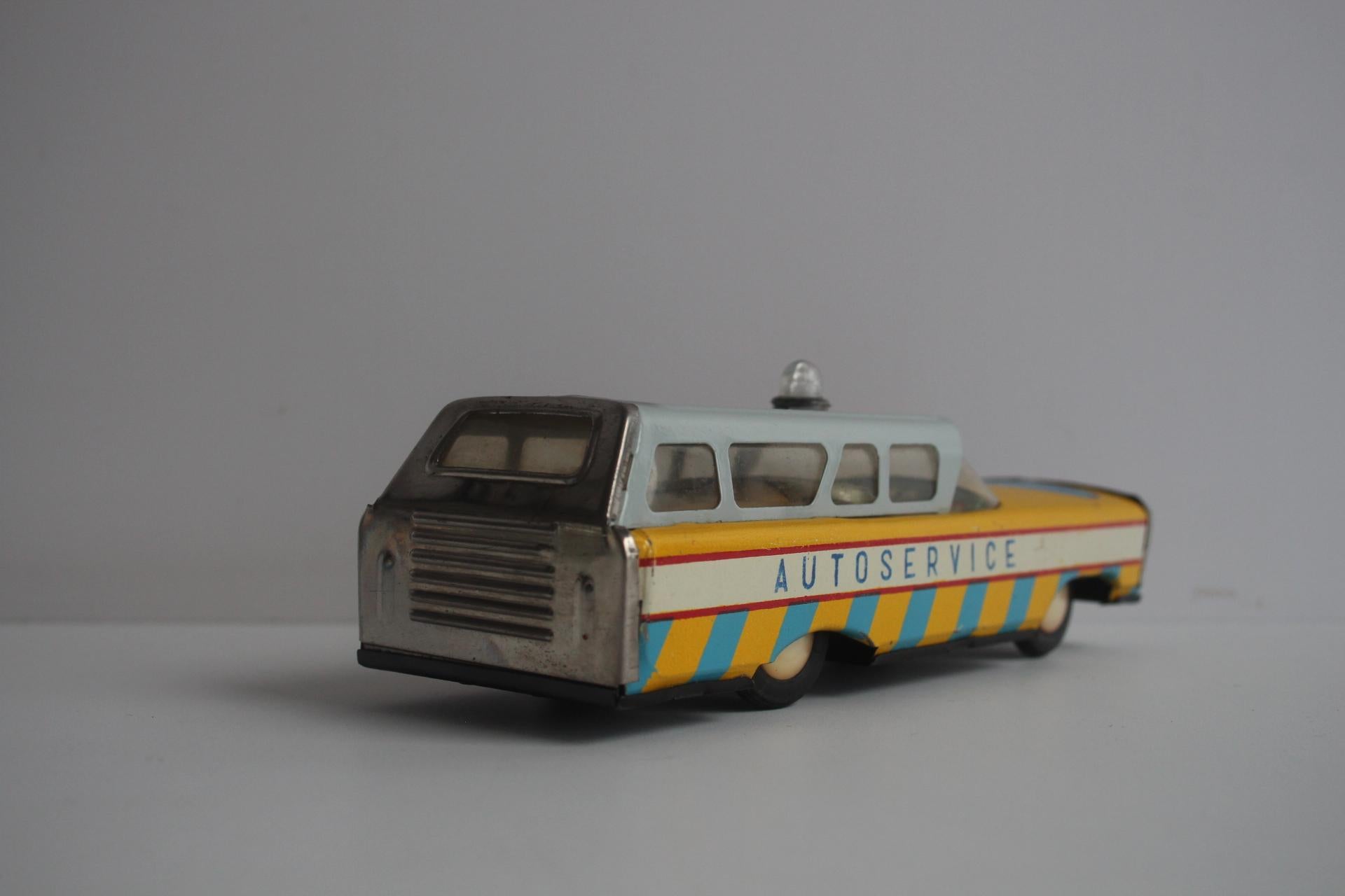 Milieu du XXe siècle Modèle réduit de voiture en étain vintage, Tchécoslovaquie, années 1960. en vente