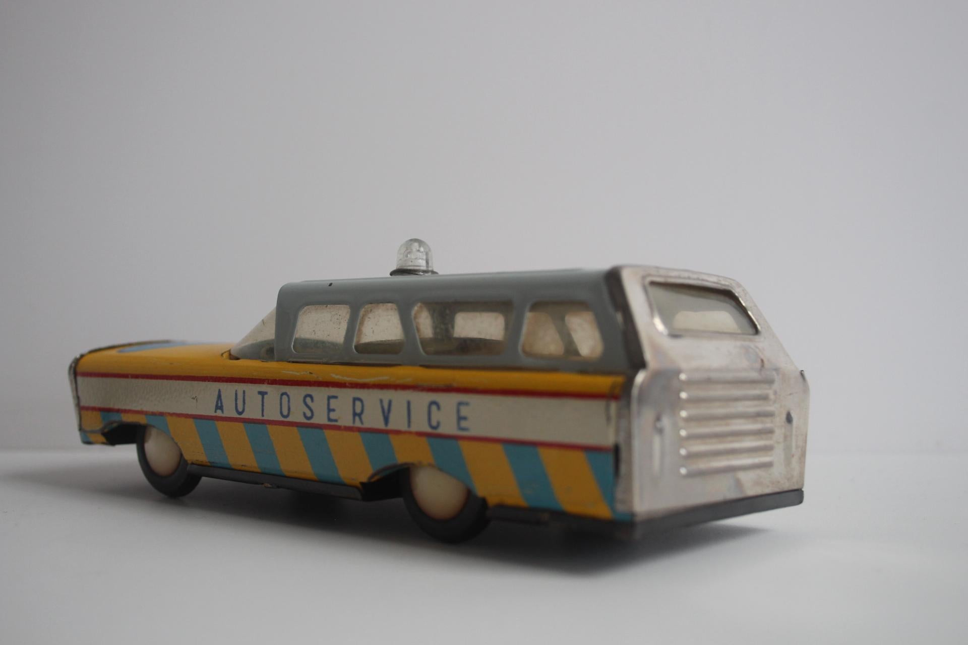 Modèle réduit de voiture en étain vintage, Tchécoslovaquie, années 1960. en vente 1