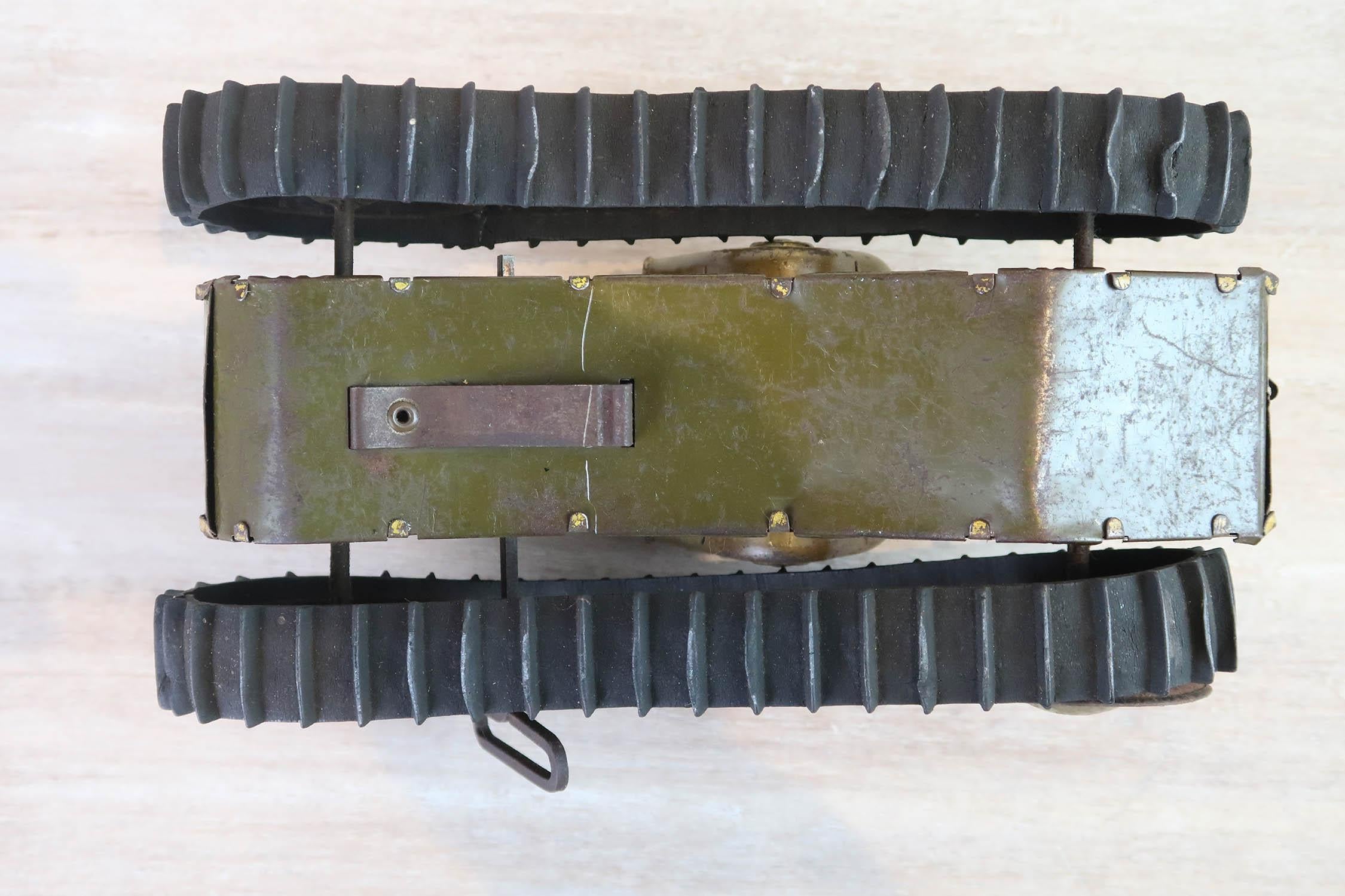 Vintage Tin Plate Wind Up Toy Tank. American, 1930's For Sale 4