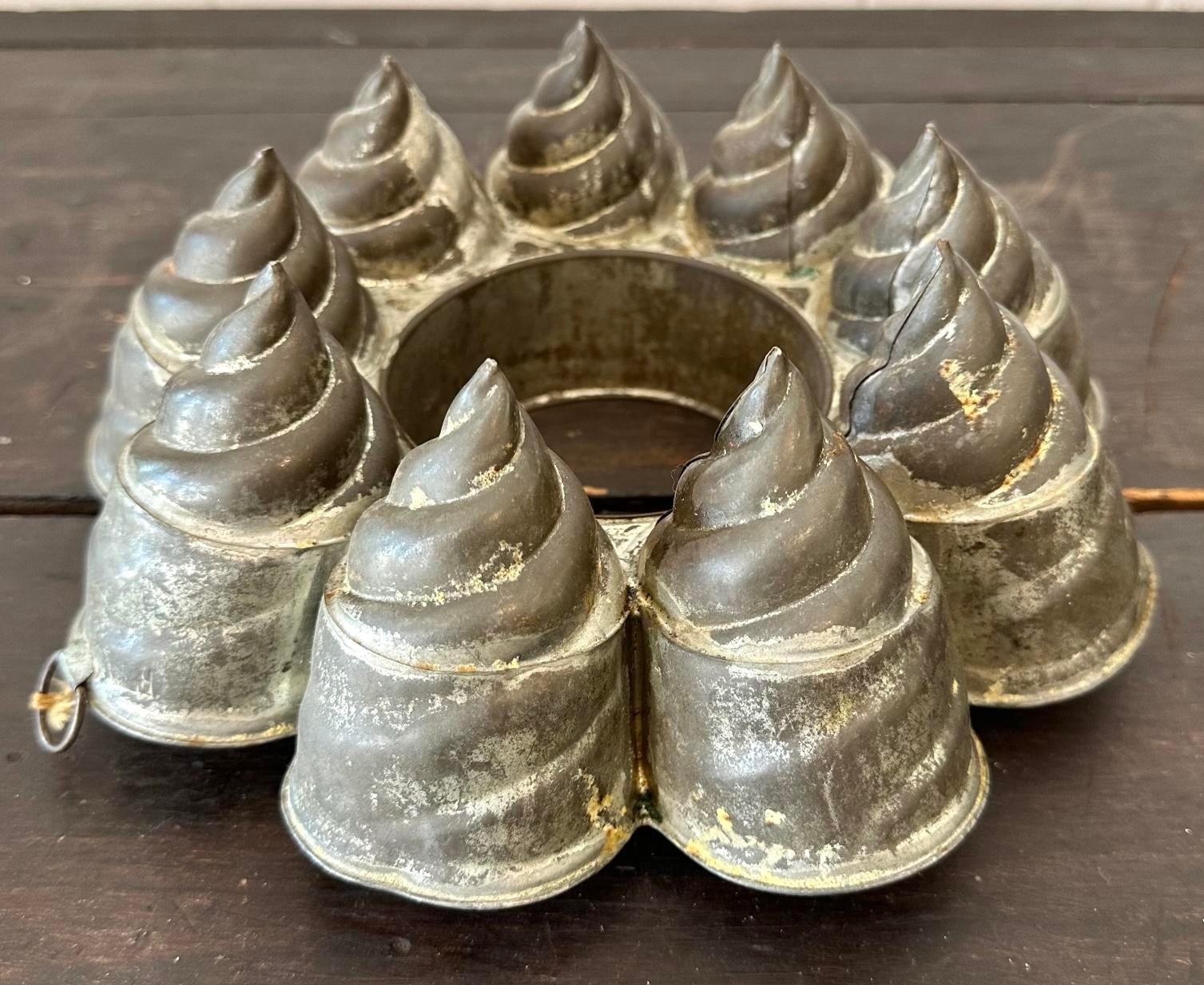 Nord-américain Moule à aliments en fer blanc en forme de tourbillon en vente