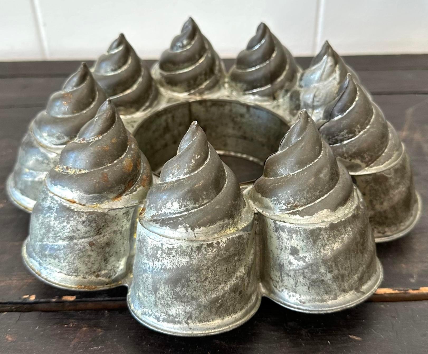 Moule à aliments en fer blanc en forme de tourbillon Bon état - En vente à West Palm Beach, FL