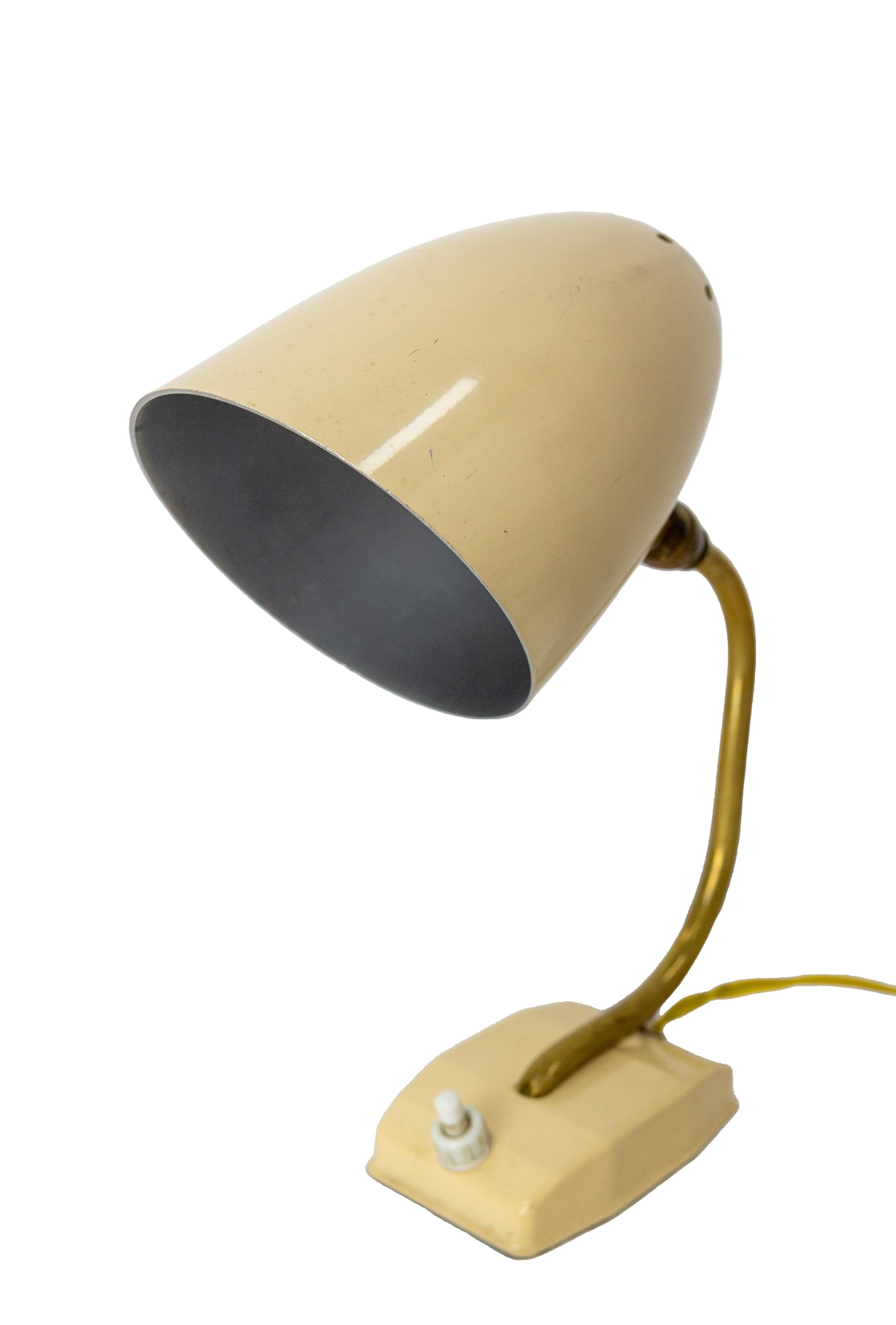 Little desk lamp typical of the vintage years circa 1950
This light is ideal to complete the vintage decoration of a room, especially in small spaces.
Good vintage condition.
These can be rewired to USA and EU or UK standards.

Shipping;L15,5 P9 H20