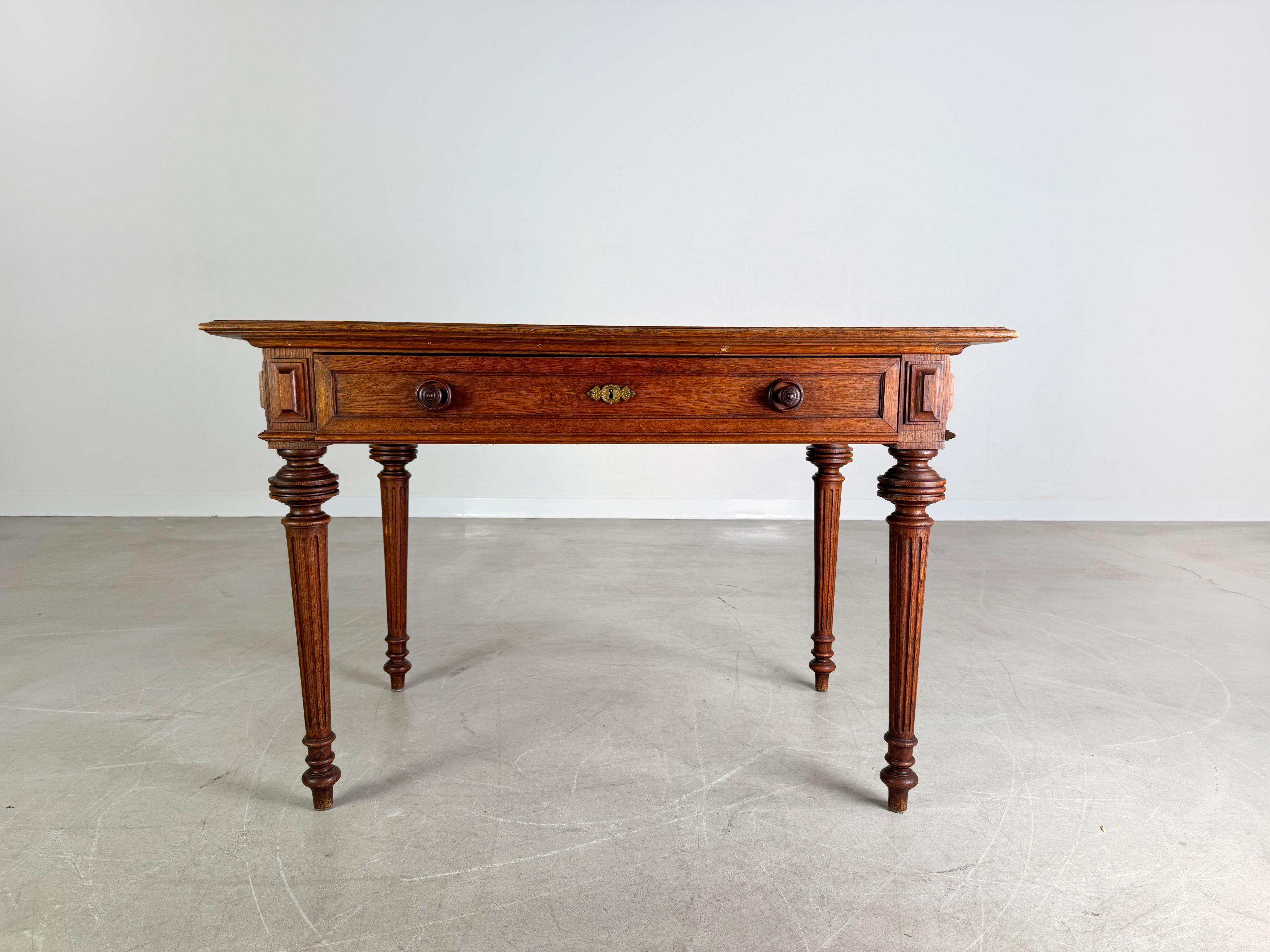 Ti offriamo un magnifico Küchentisch vintage/antico con una patina magnifica. Der Tisch verfügt über eine geräumige Schublade und elegant Zierleisten an den Seiten, wobei einer dieser Leisten an einer Seite fehlt.

Zustand: Guter gebrauchter Zustand