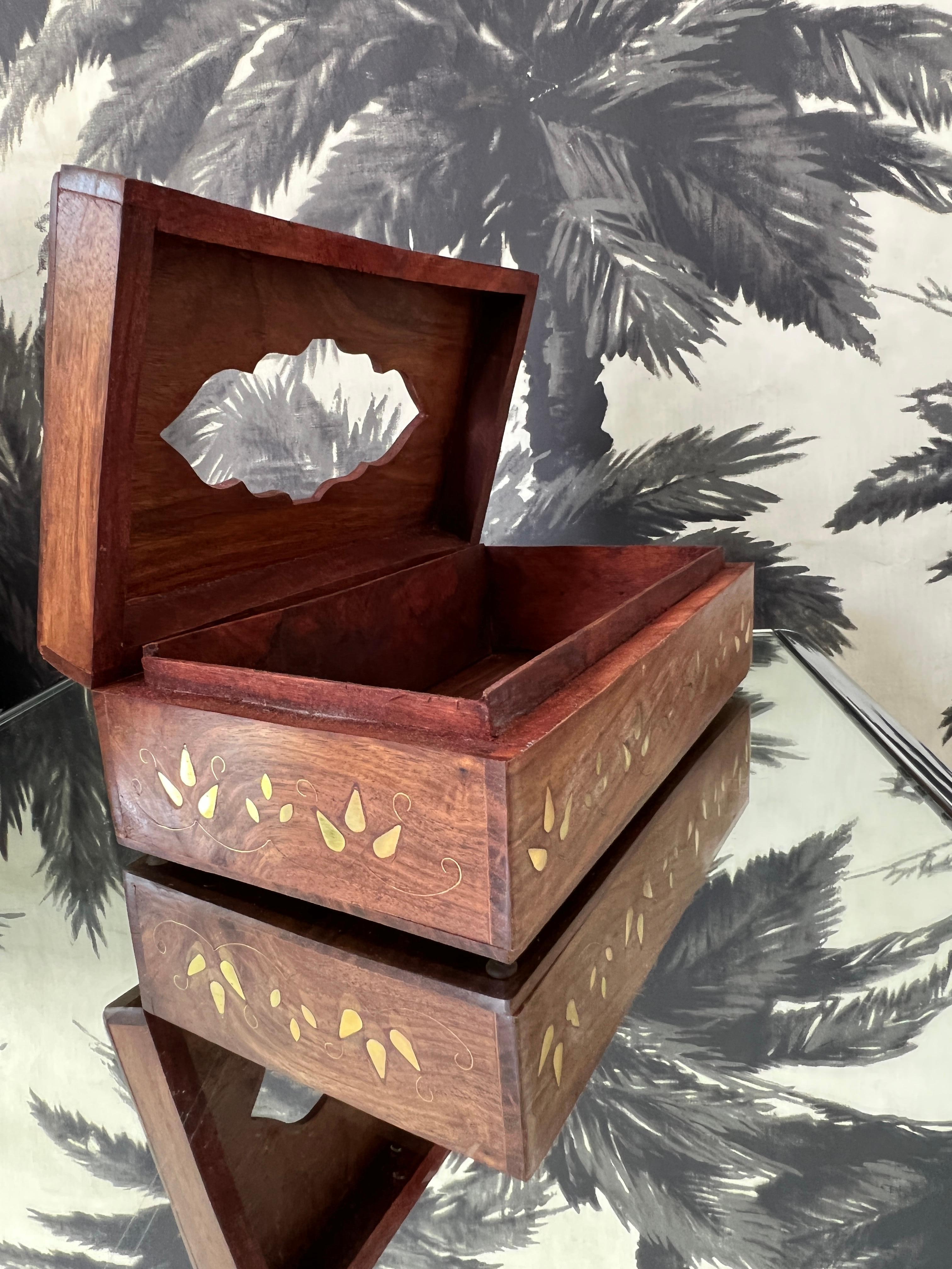 Fin du 20e siècle Boîte vintage en bois de rose indien exotique avec incrustations en laiton en vente