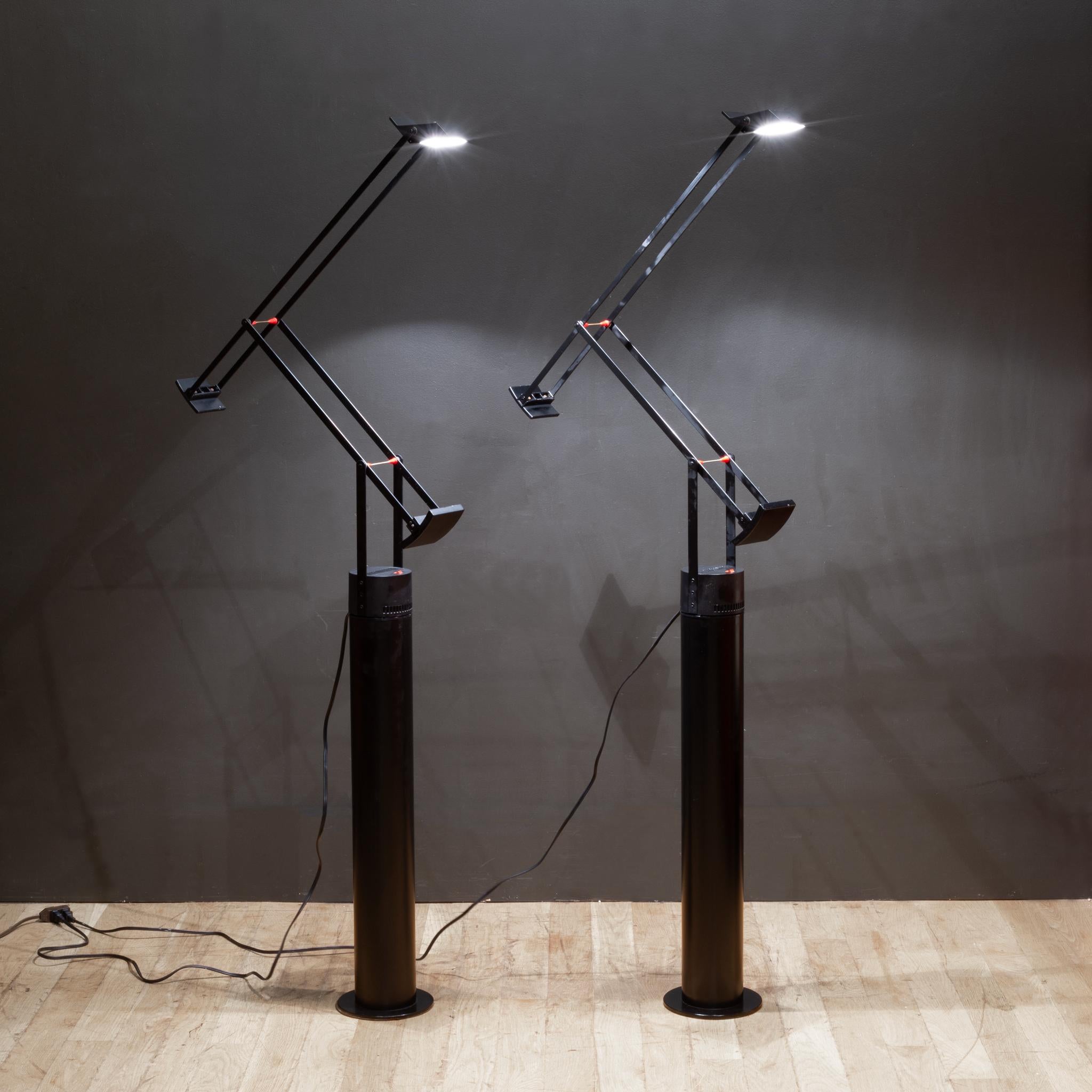 CIRCA

Il prezzo si intende per lampada. 

Grazie all'equilibrio estetico e funzionale, Tizio rimane una meraviglia del design moderno. Introdotta nel 1972, la lampada è costruita con due contrappesi che permettono all'utente di orientare la luce a