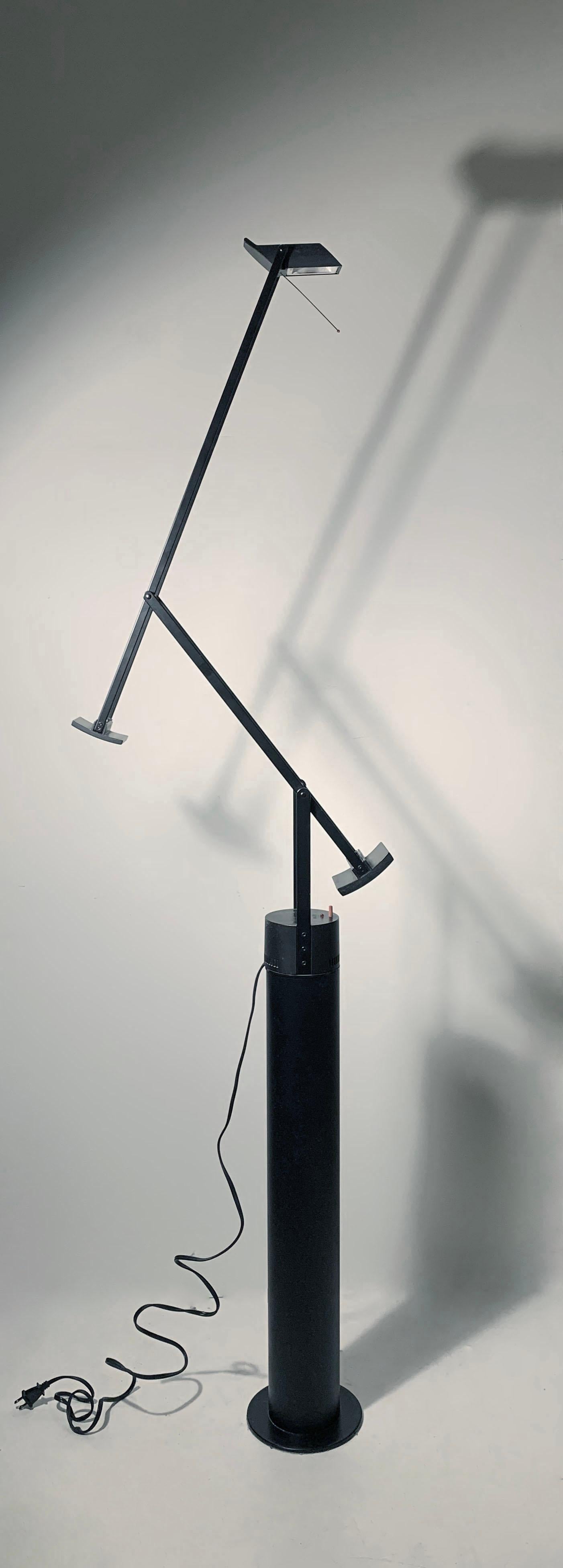 La lampe Tizio Plus avec support de sol a été conçue par Richard Sapper pour Artemide. Le modèle de table Tizio Plus monté sur un support de sol cylindrique en acier.

Il s'agit d'une version vintage originale.