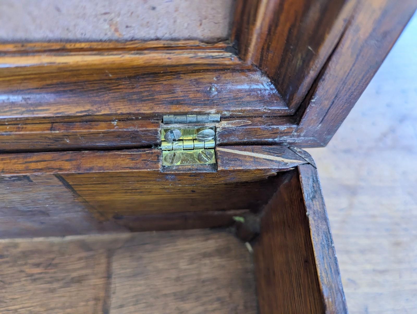 Boîte en bois vintage à antique avec compartiments cachés marquetés MOP en vente 7