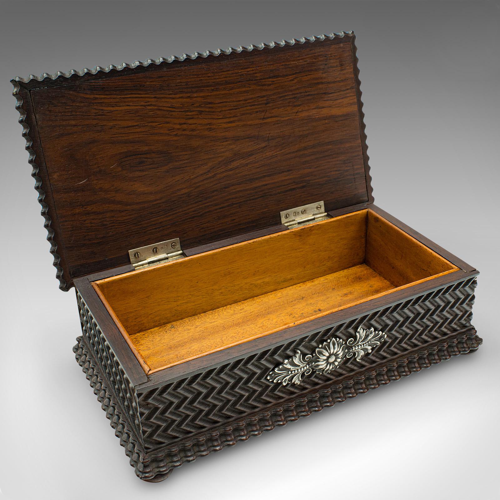 
Il s'agit d'une boîte à tabac vintage. Coffret portugais en bois de rose et de satin datant du milieu du XXe siècle, vers 1940.

Boîte à couvercle de belle présentation, avec de jolis éclats de lumière
Présente une patine d'usage désirable et est