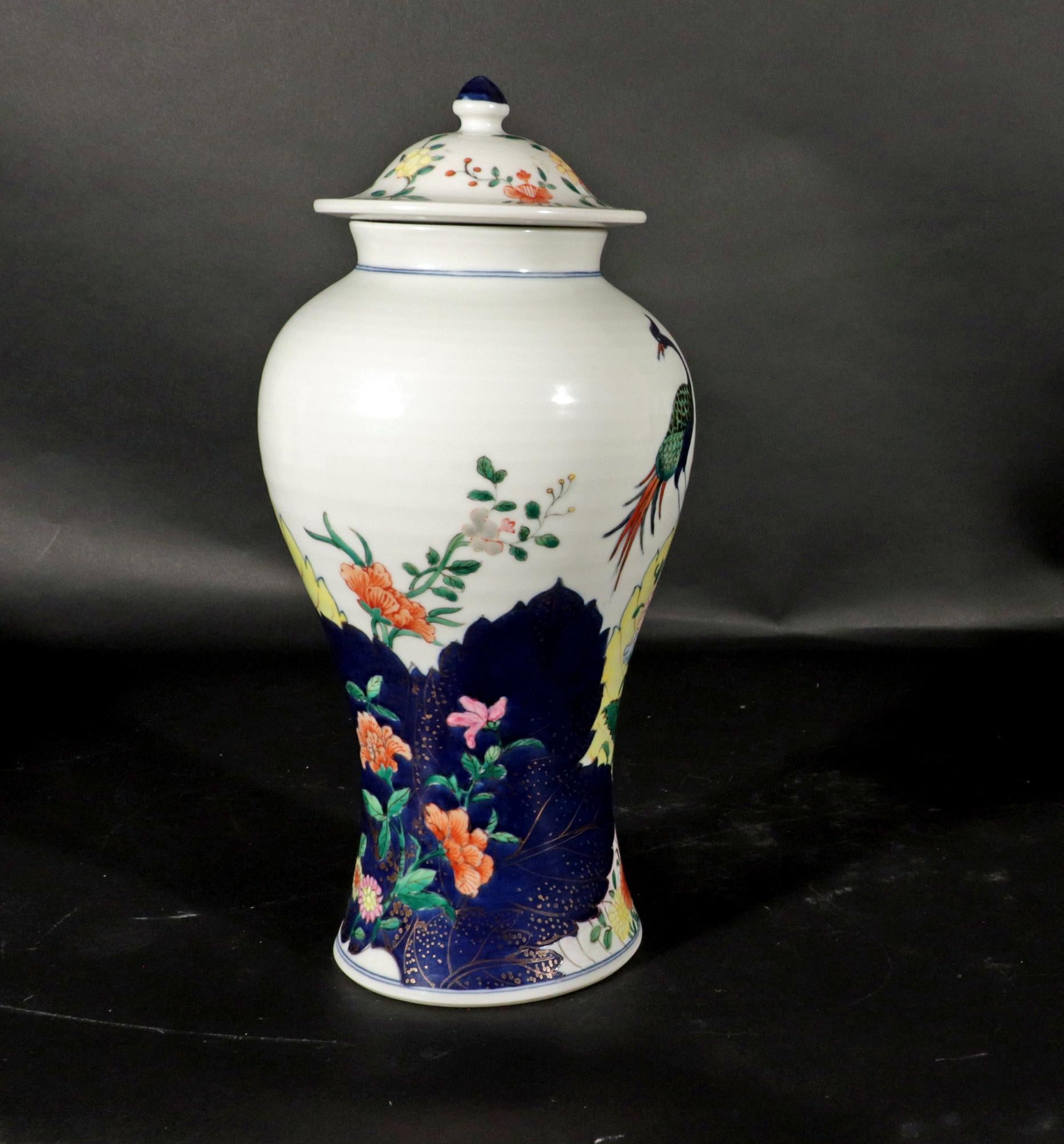 Guarnizione di cinque vasi in porcellana con foglie di tabacco d'epoca in vendita 5