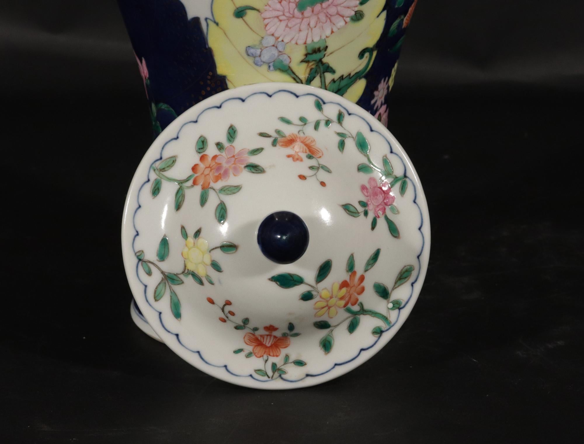 Guarnizione di cinque vasi in porcellana con foglie di tabacco d'epoca in vendita 7