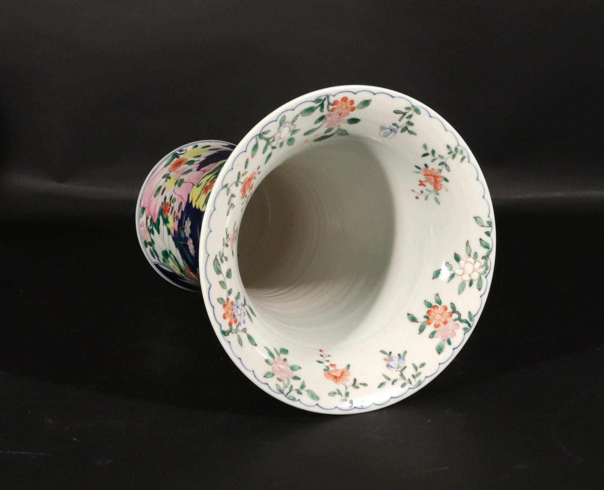 Guarnizione di cinque vasi in porcellana con foglie di tabacco d'epoca in vendita 13