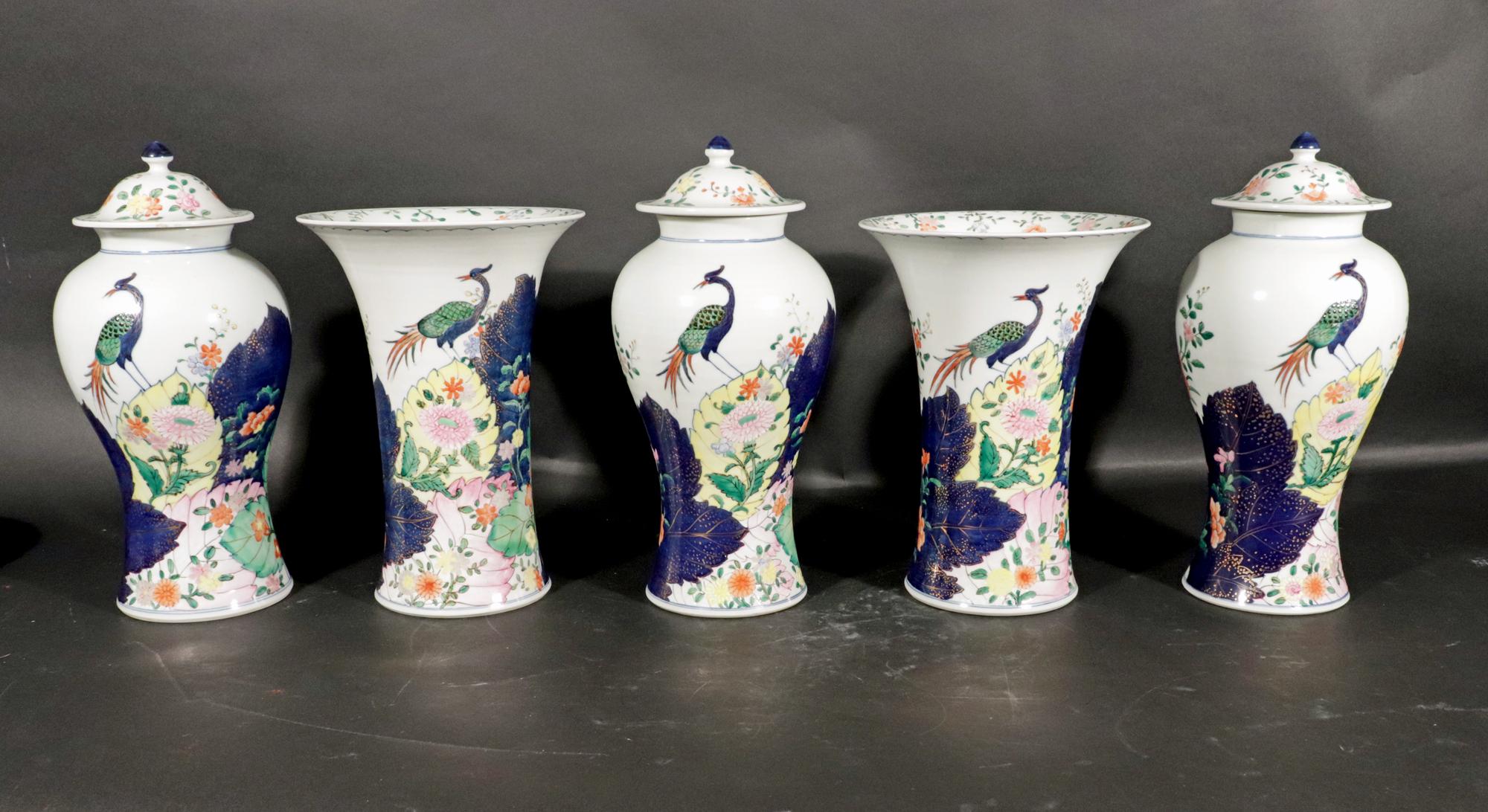 XX secolo Guarnizione di cinque vasi in porcellana con foglie di tabacco d'epoca in vendita