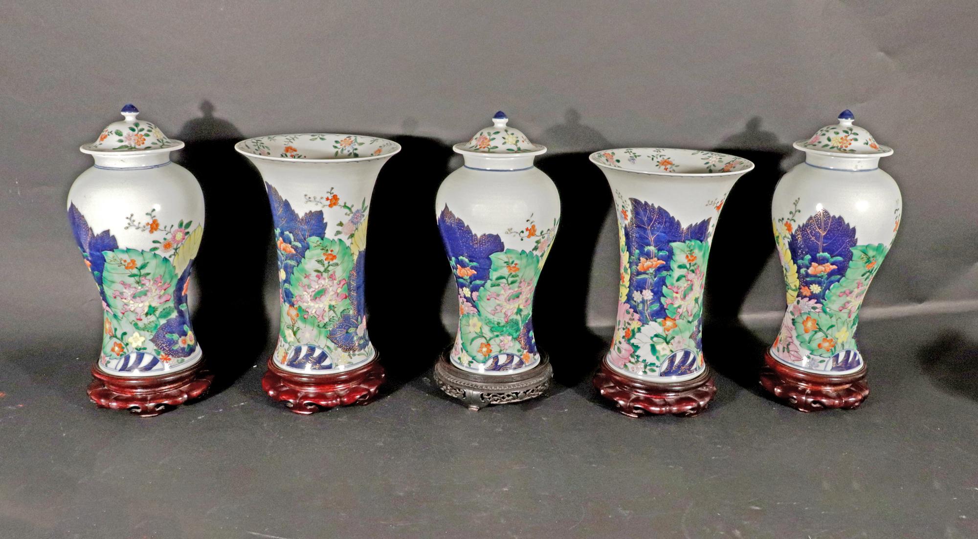 Porcellana Guarnizione di cinque vasi in porcellana con foglie di tabacco d'epoca in vendita