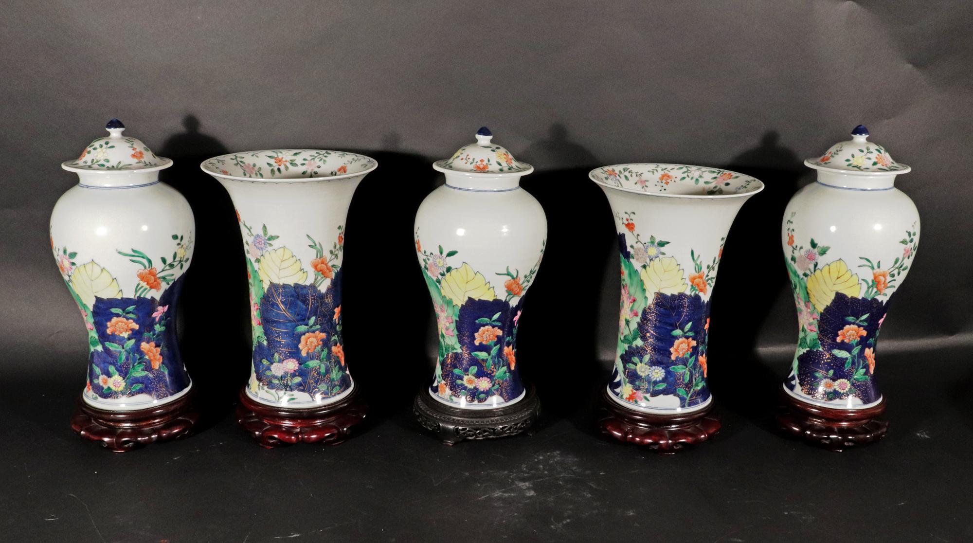 Guarnizione di cinque vasi in porcellana con foglie di tabacco d'epoca in vendita 1