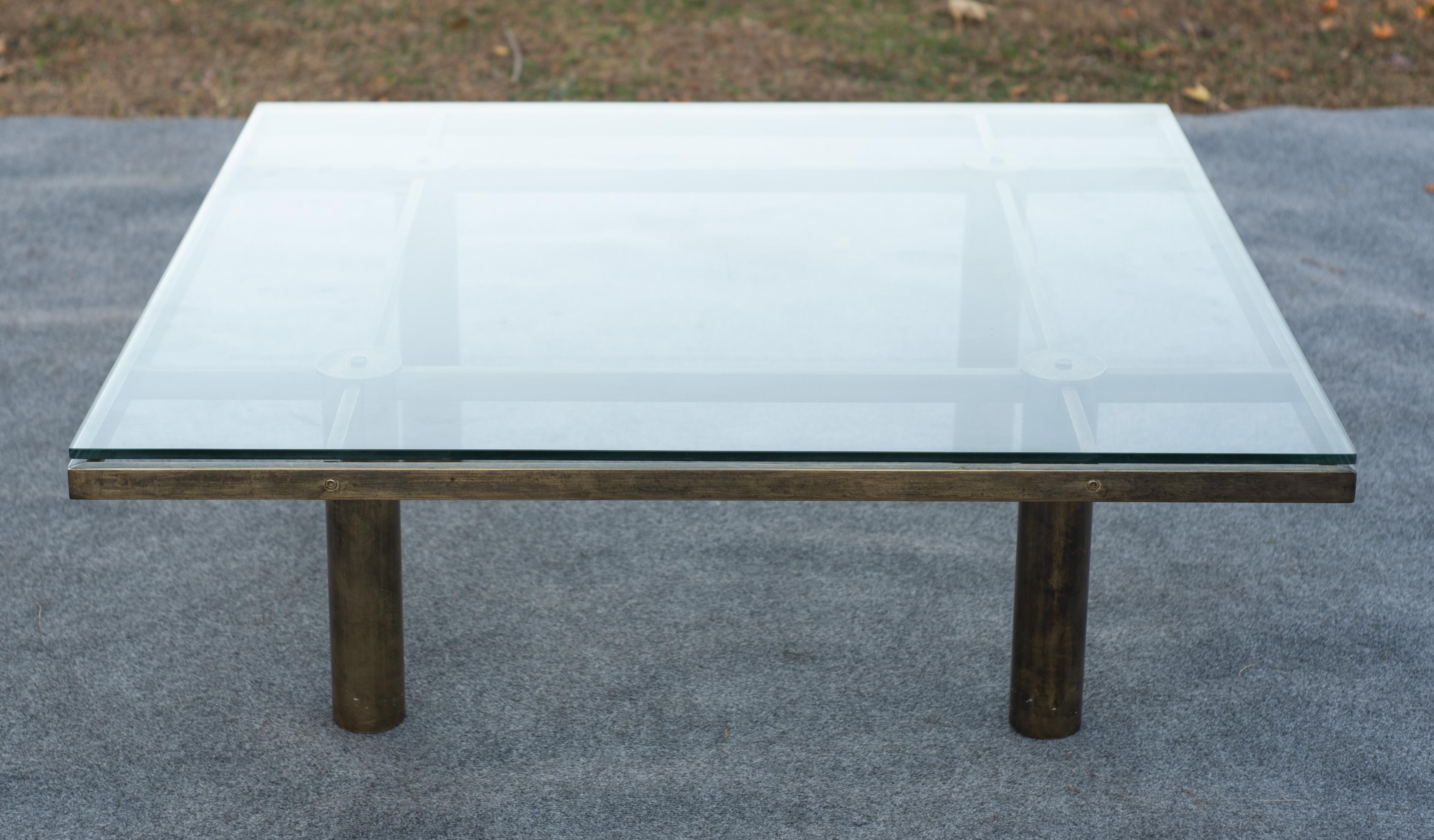 Belle table basse dans le style de Tobia Scarpa pour Knoll. Conçue à l'origine dans les années 1950, cette table présente le langage de conception qui a fait la réputation de Scarpa : angles droits, matériaux progressifs et excellente qualité de
