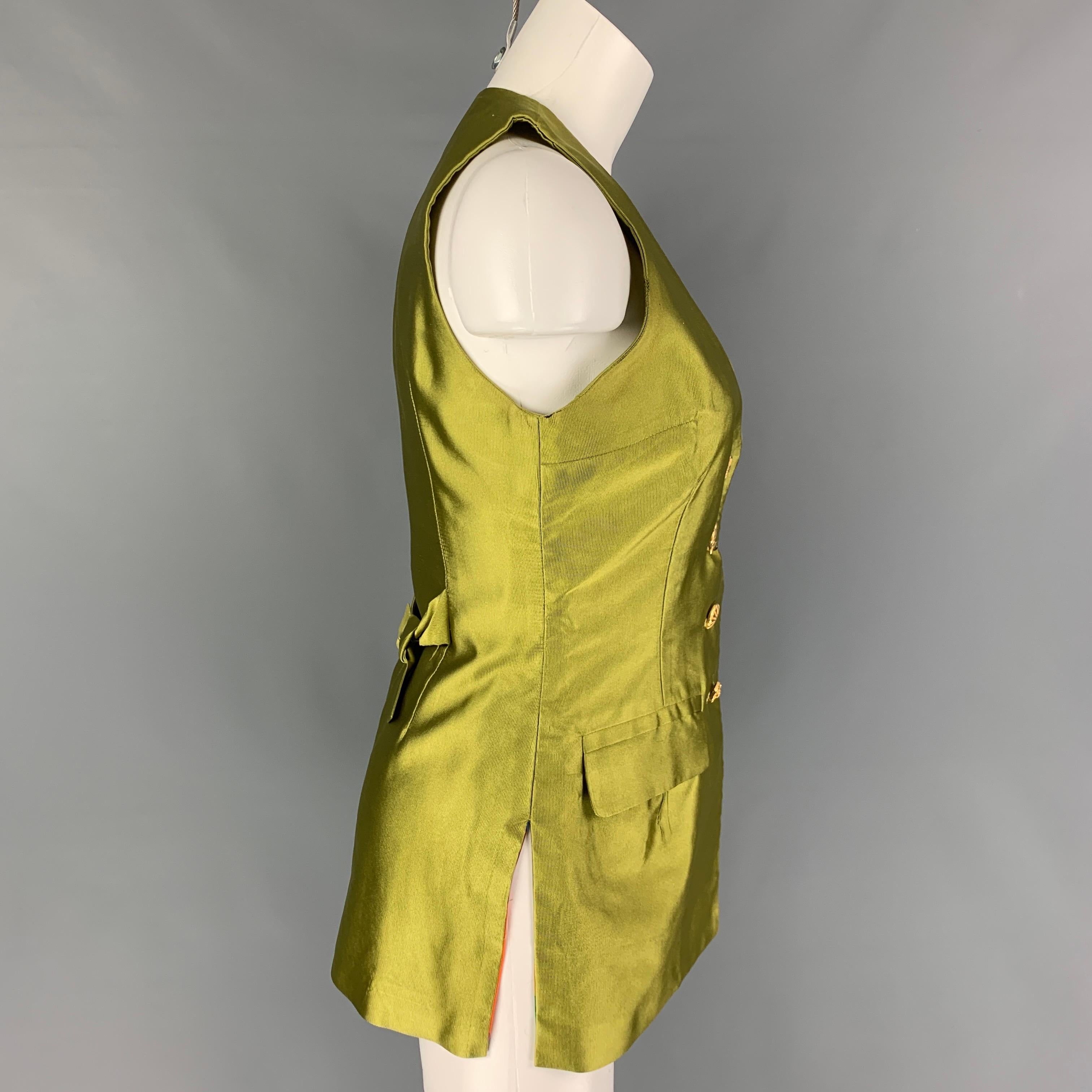 Vintage TODD OLDHAM Spring 1993 vest com a chartreuse twill silk featuring a back self-tie detail, flap pockets, and gold tone buttons. Made in USA. 

Very Good Pre-Owned Condition.
Marked: S

Measurements:

Shoulder: 10.25 in.
Bust: 32 in.
Length: