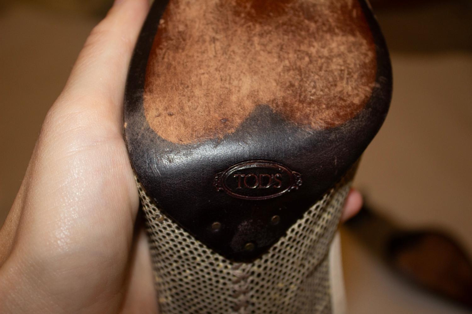 Un'ottima coppia di scarpe vintage  Tacchi Tod's. Le scarpe sono in pelle effetto serpente, con cinturino posteriore. 
Hanno una suola in pelle con dettagli di cucitura sulla suola e un tacco di 4 pollici.
Taglia EU 39 1/2 , altezza tacco 4''