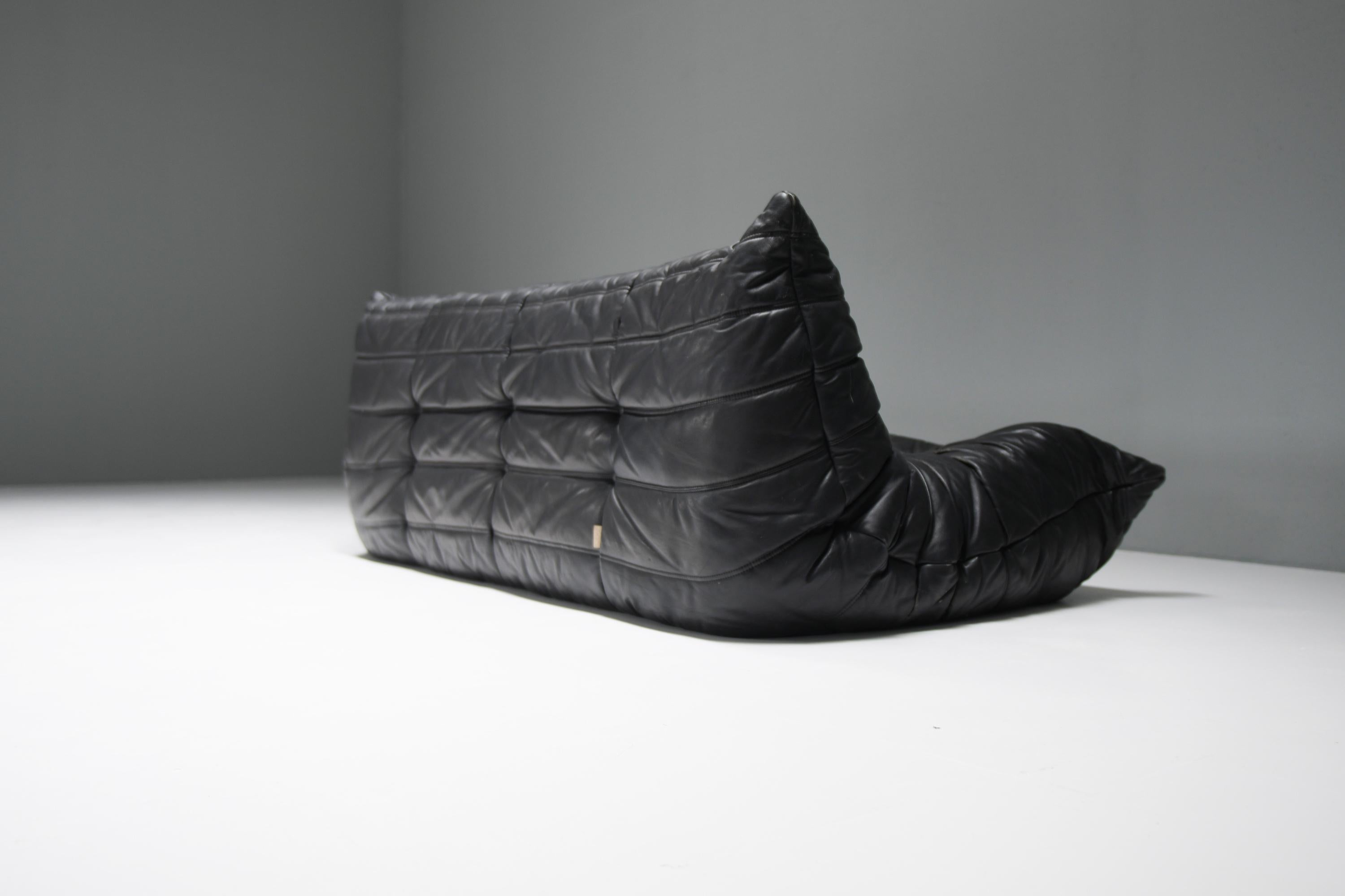 Vintage Togo from 1980 in original black leather by Michel Ducaroy - Ligne Roset For Sale 4