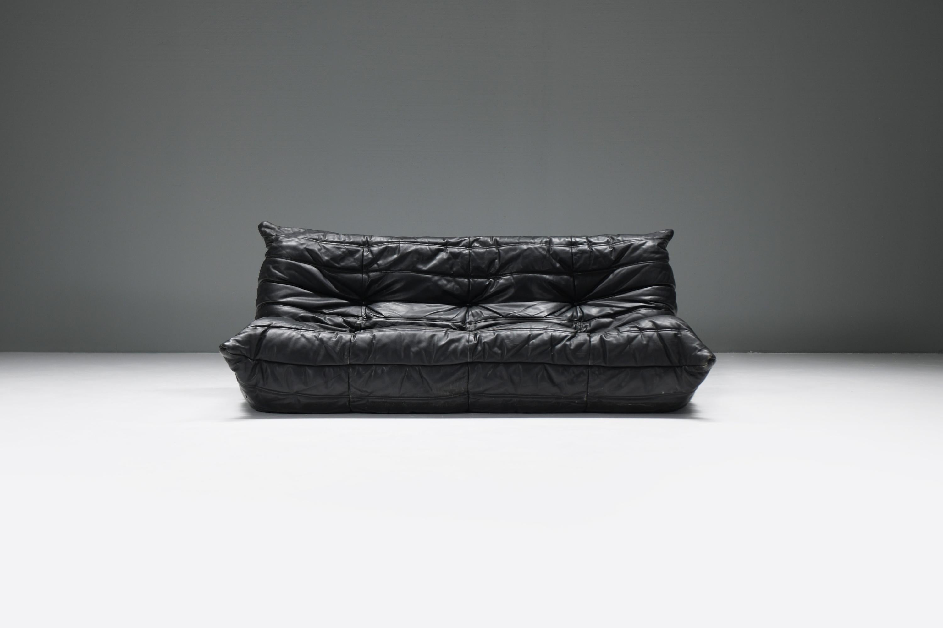 Stunning TOGO 3-seater in its original, soft black leather with an great patina.
From its first owner (1980)  Still 100% original! 
Designed by Michel Ducaroy for Ligne Roset France.

Ligne Roset worked during a short time (begin 1990’s) with small