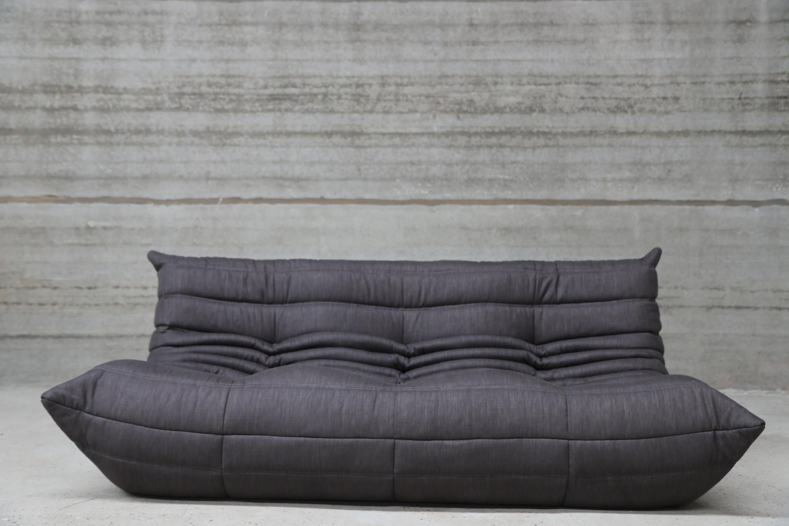 Ce Togo 3 places a été retapissé dans un tissu d'aspect lin résistant aux taches.
Les taches ou les salissures peuvent être facilement éliminées à l'aide d'un chiffon en coton et d'eau chaude. Confort d'assise de haute qualité

Original vintage