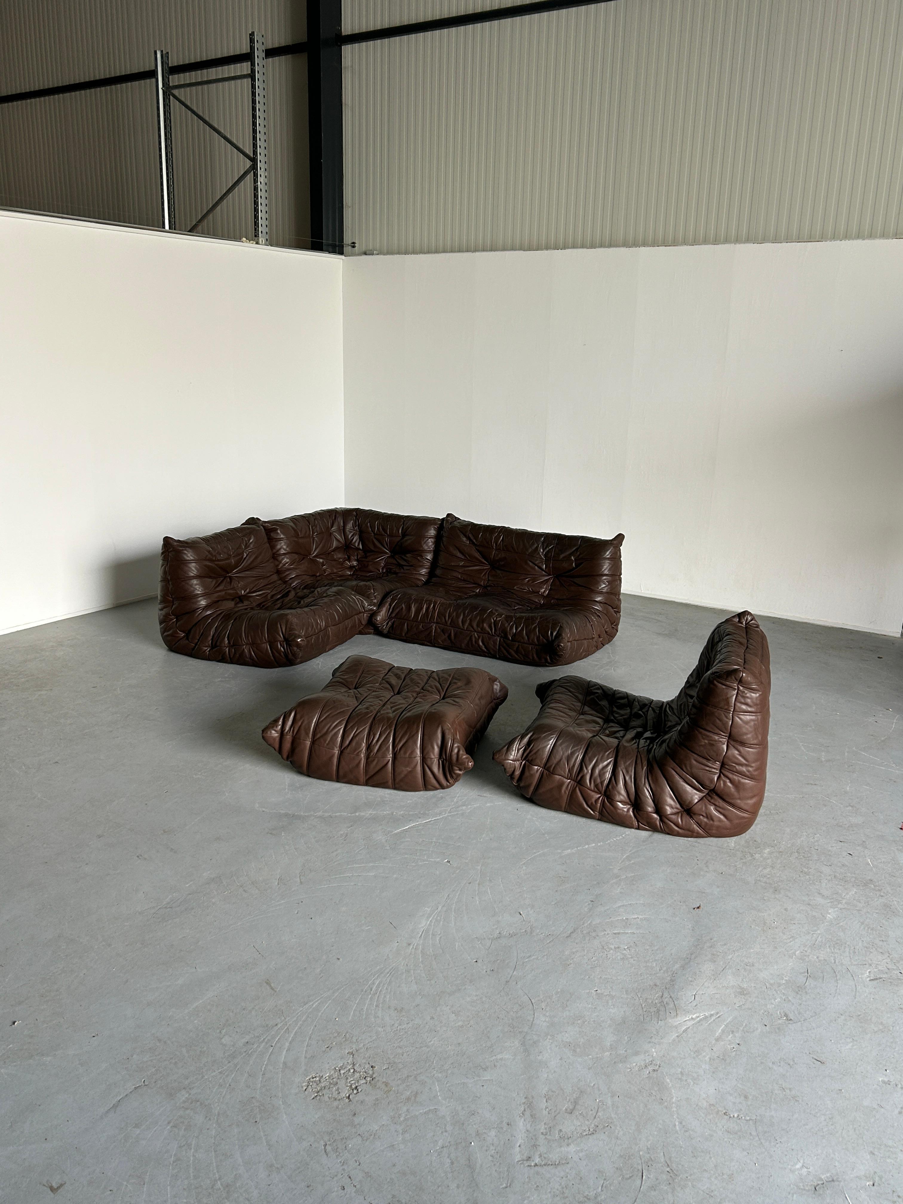 Beautiful original Ligne Roset 'Togo' lounge set in dark brown leather. Designed by Michel Ducaroy in the 1970s.
Rare and early production of the late 1970s or early 1980s.
Sourced from the original owners.

Price is for the complete set of five