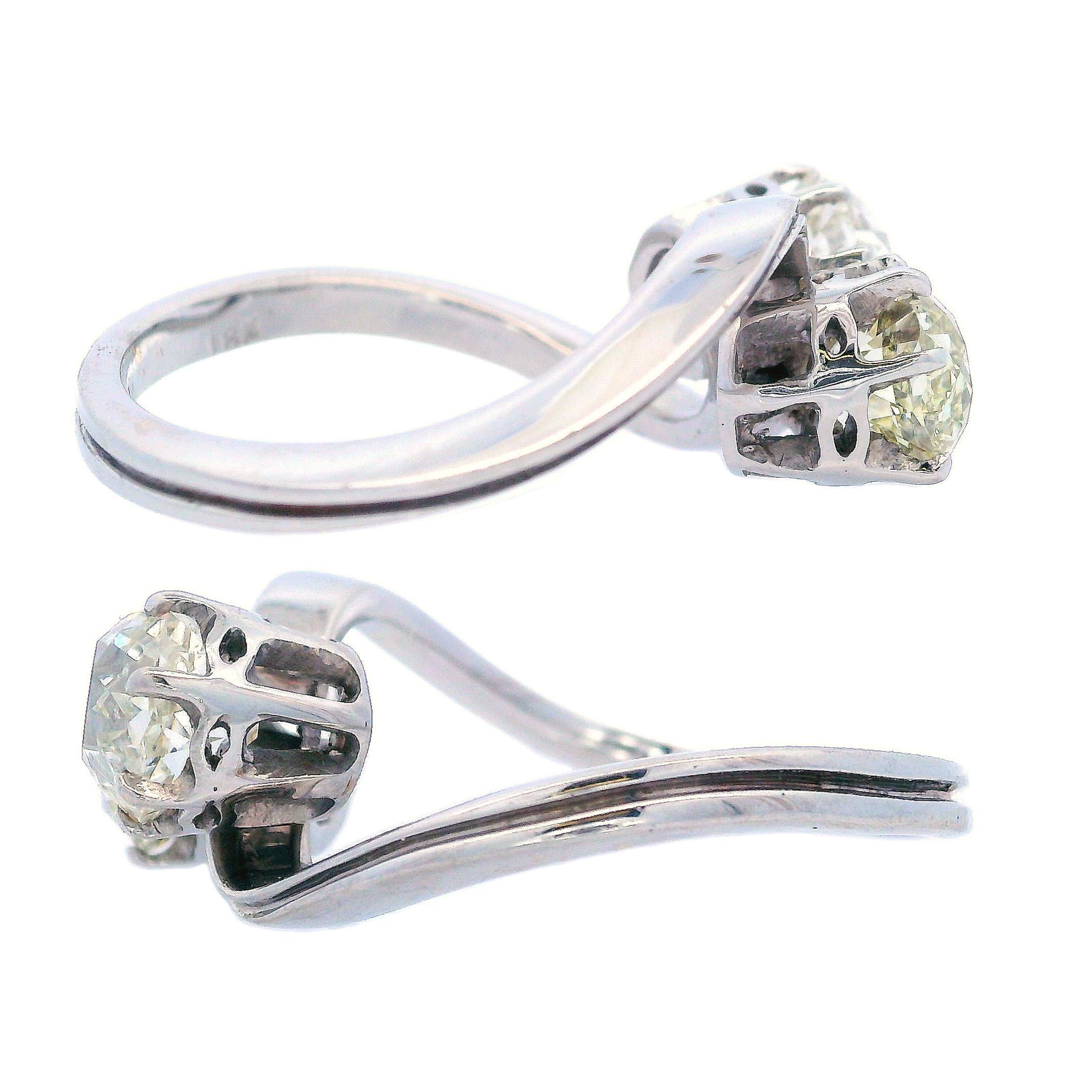 Modernist Vintage Toi et Moi 18k Gold Ring with 2.70 ctw in Old mine Diamonds For Sale
